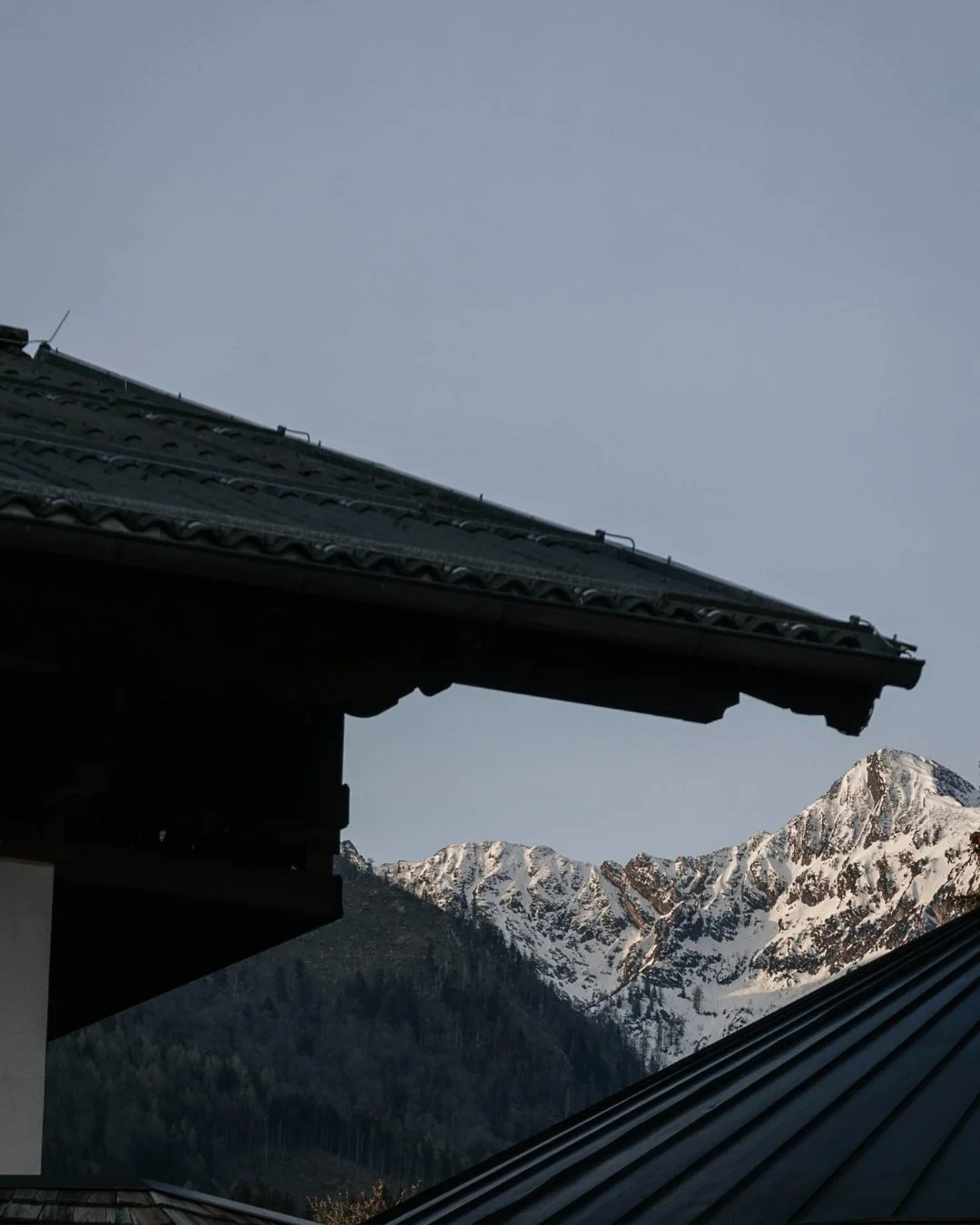 Sneklædte alper omkring BERGROSE hideaway – vinterferie i Salzkammergut, Østrig.