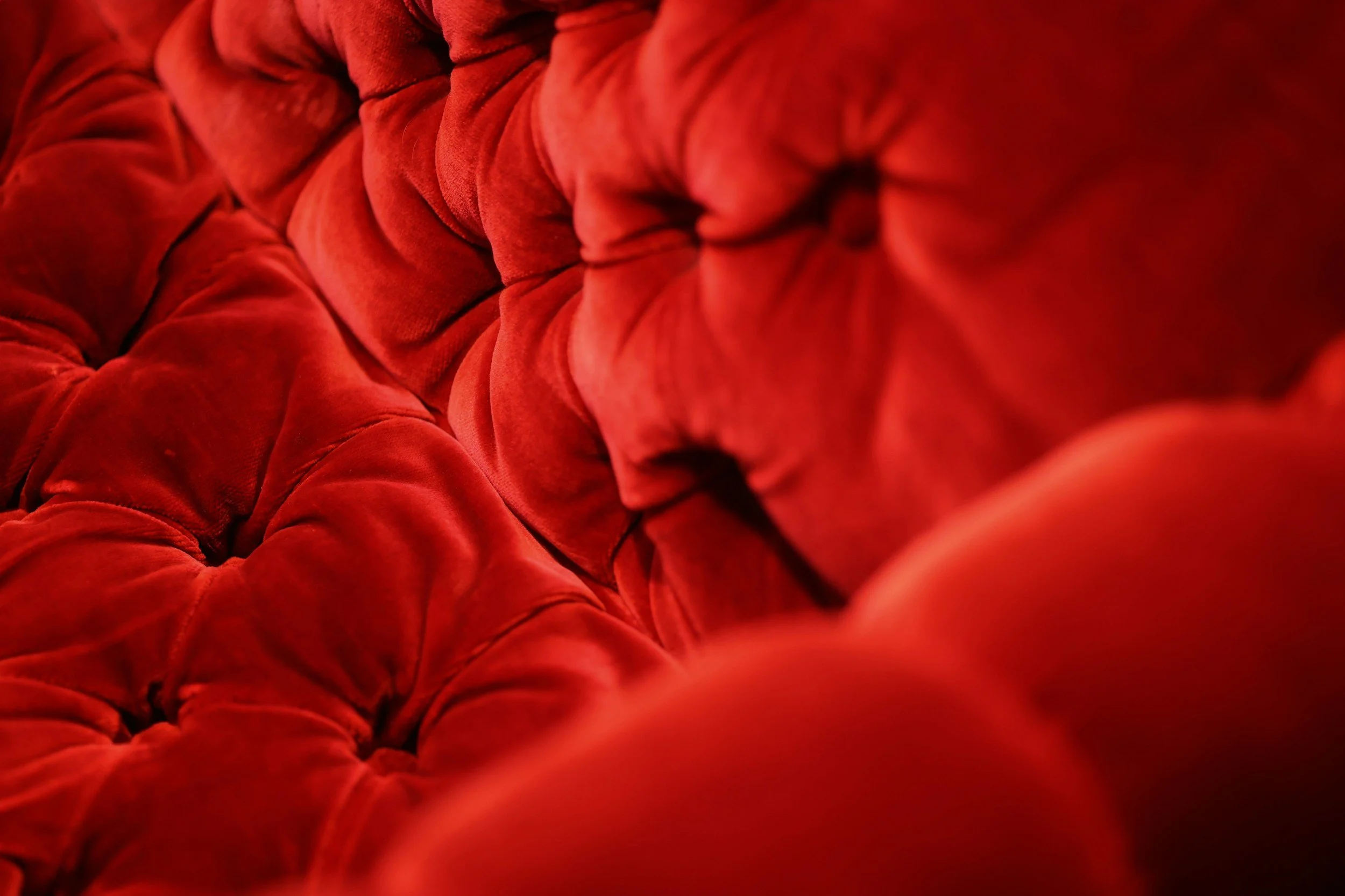 The Journalist, the Red Sofa, and the Article That Never Got Written
