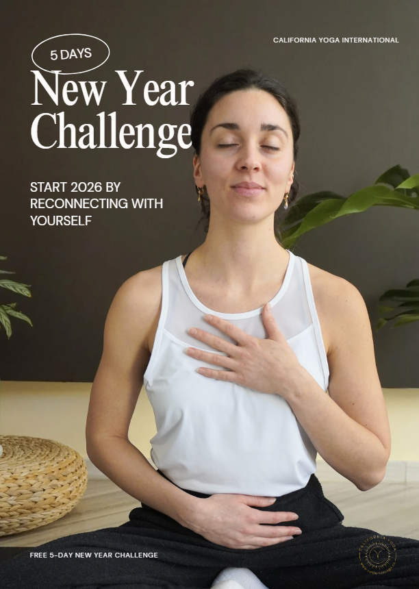 Una donna in abbigliamento sportivo seduta con gli occhi chiusi, che sembra praticare yoga o meditazione, con uno sfondo con piante verdi e testo promozionale in inglese su una sfida di inizio anno per il benessere personale.