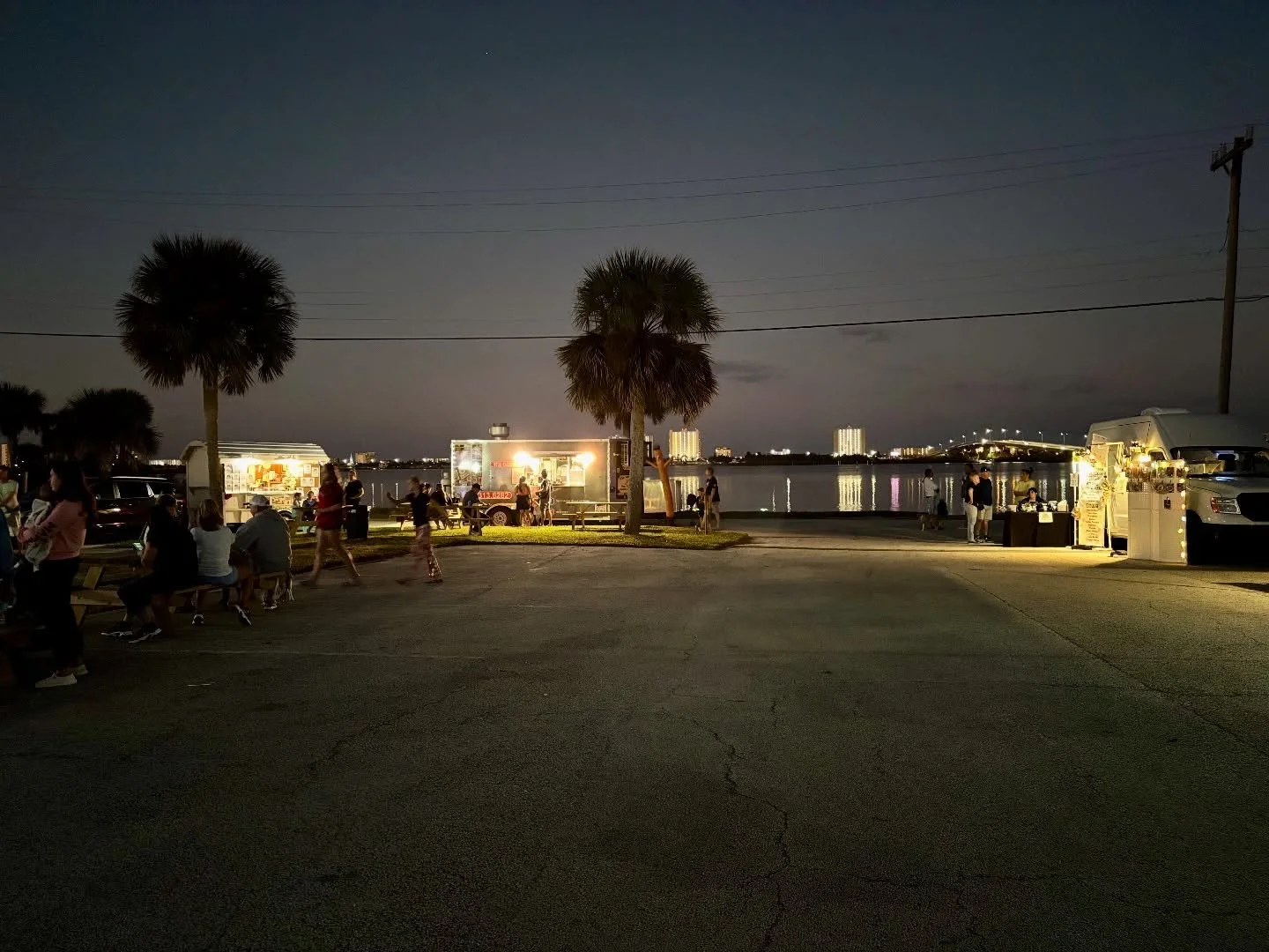We are out here enjoying the night!!!! LIVE music has started&hellip; come hangout, enjoy delicious food, dessert &amp; drink trucks - support our awesome vendors out here! It&rsquo;s a great night!! 🎉  #riverwalkportorange 

#portorange #vendors #f