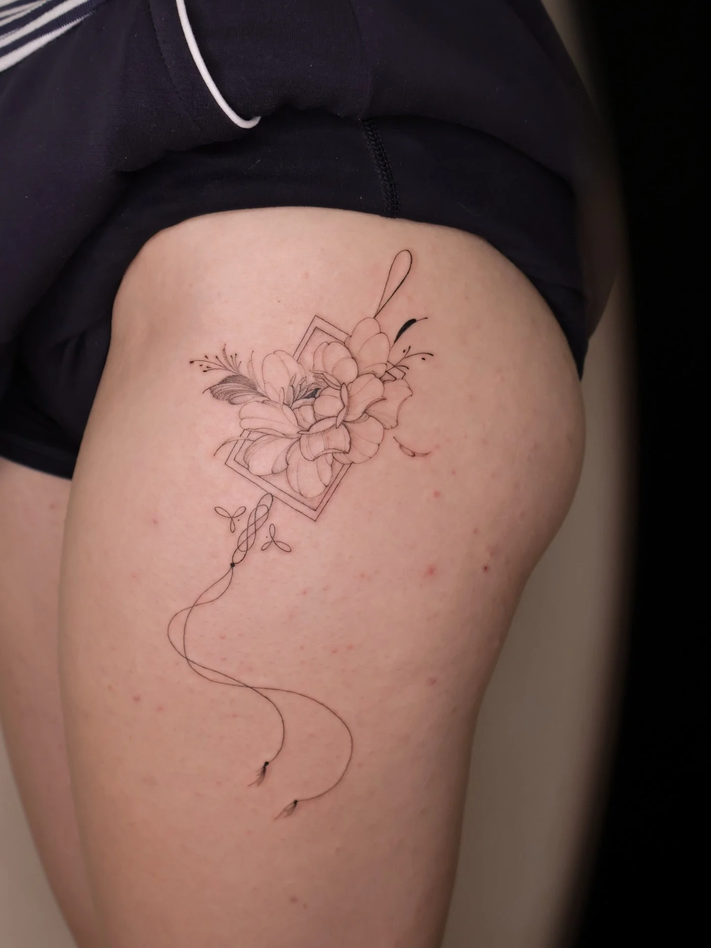 live demo piece for my tattoo course this past weekend! i loveee how this compliments this space on @abigailtaber 🥲 thanks for being our canvas, love!

also&mdash;i&rsquo;m planning for 2-3 more rounds of my fineline foundations course for the rest 
