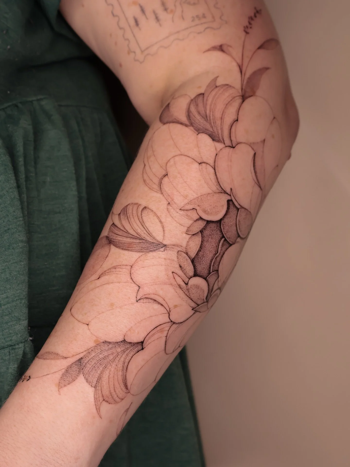 just another freehand peony hehe :) thank you @courtneylipa4 &mdash; was such a pleasure!