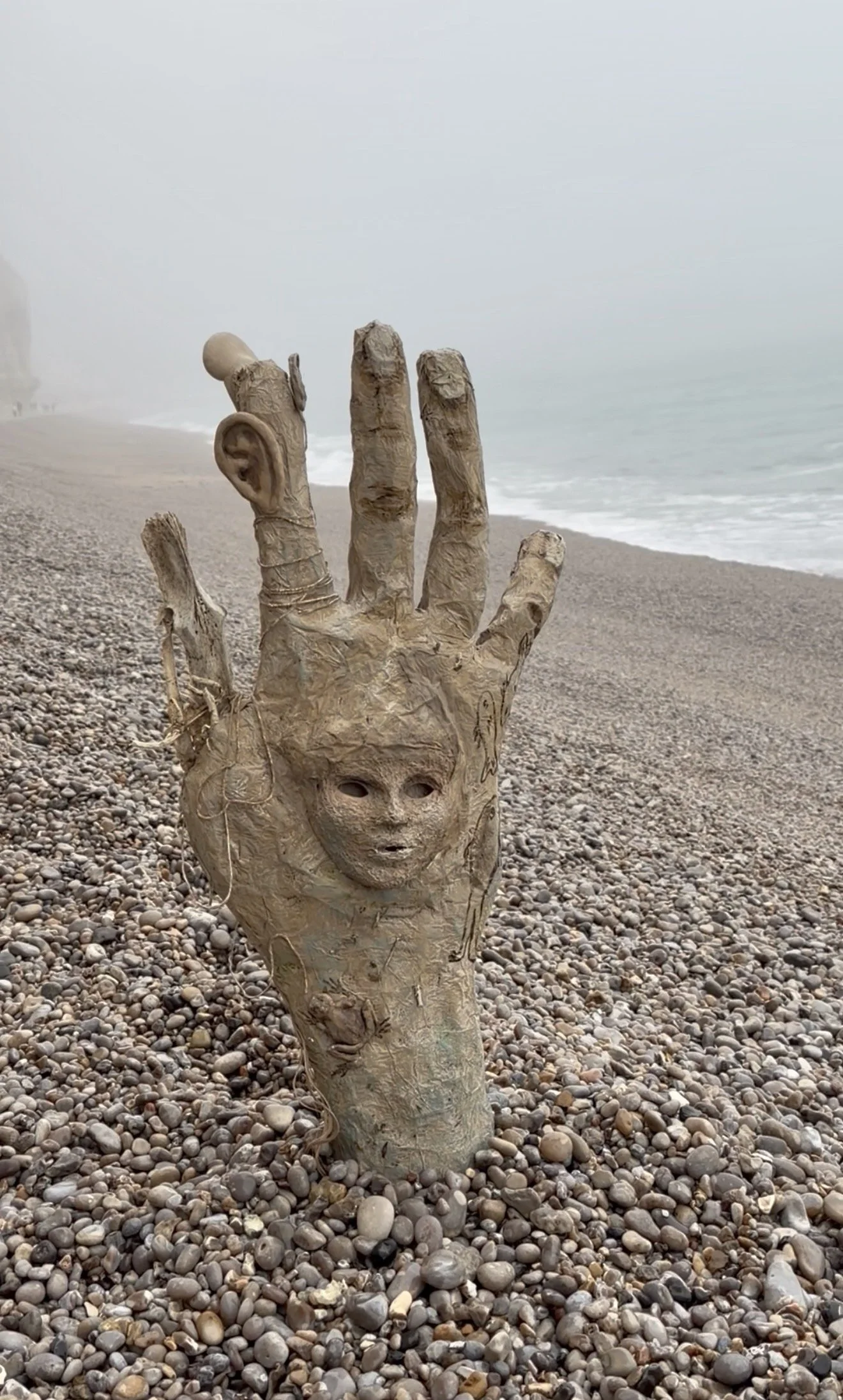 The Hand that Holds Memories