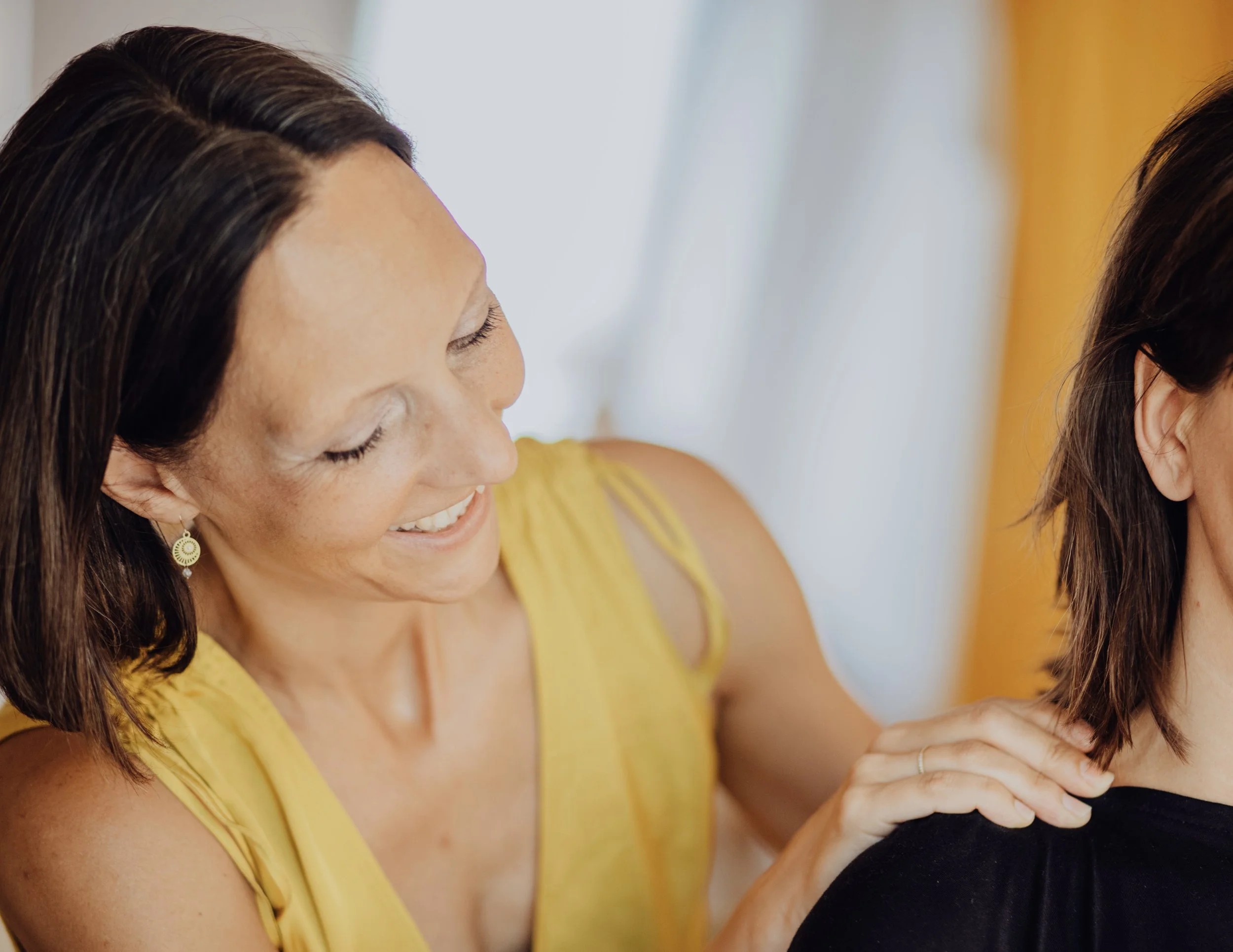 Somatic Coach begleitet eine Klientin bei einer sanften Körperwahrnehmungsübung während einer Somatic Coaching Session in berlin