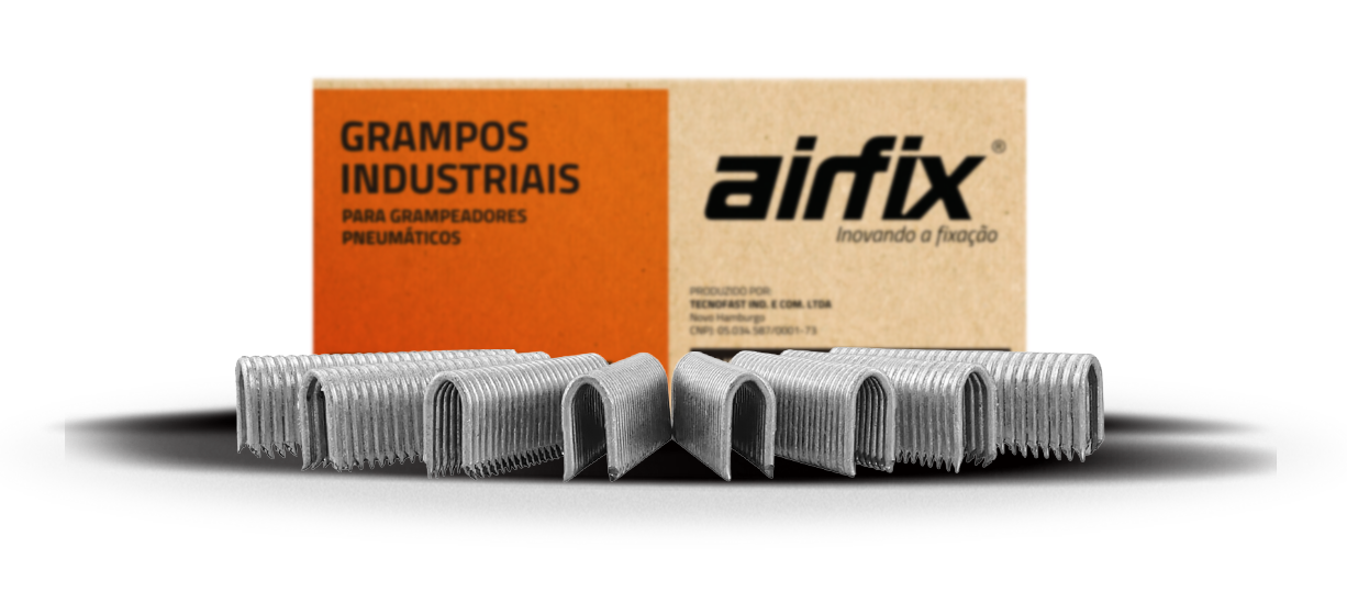 Pacote de grampos industriais de metal usados para fixar pneus em garagens, com alguns grampos dispostos na frente e o rótulo da embalagem ao fundo.