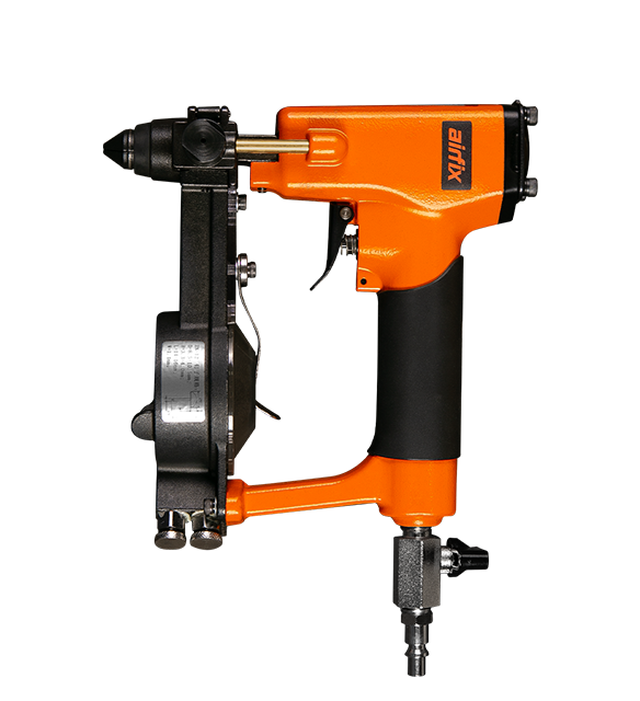 Pistola de pregos com corpo laranja e detalhes pretos, instalada em uma estrutura de suporte.