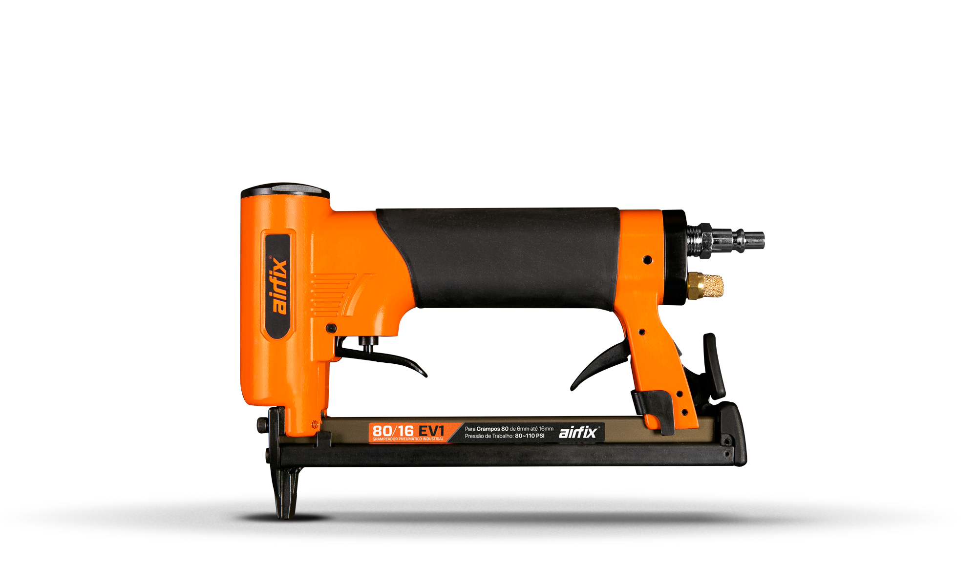 Ferramenta pneumática de cor laranja e preta, com detalhes em amarelo, sobre uma superfície cinza, contra fundo preto.