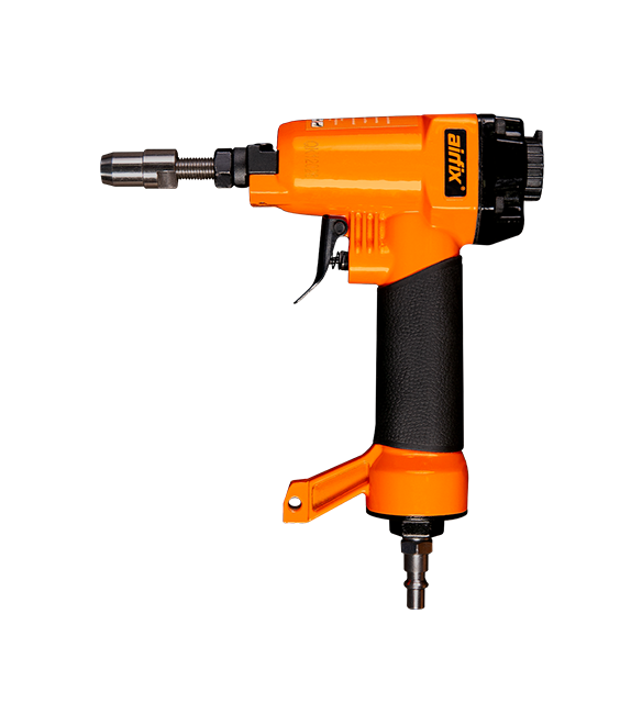 Chave de impacto elétrica de cor laranja e preta, vista lateral, com fundo preto.