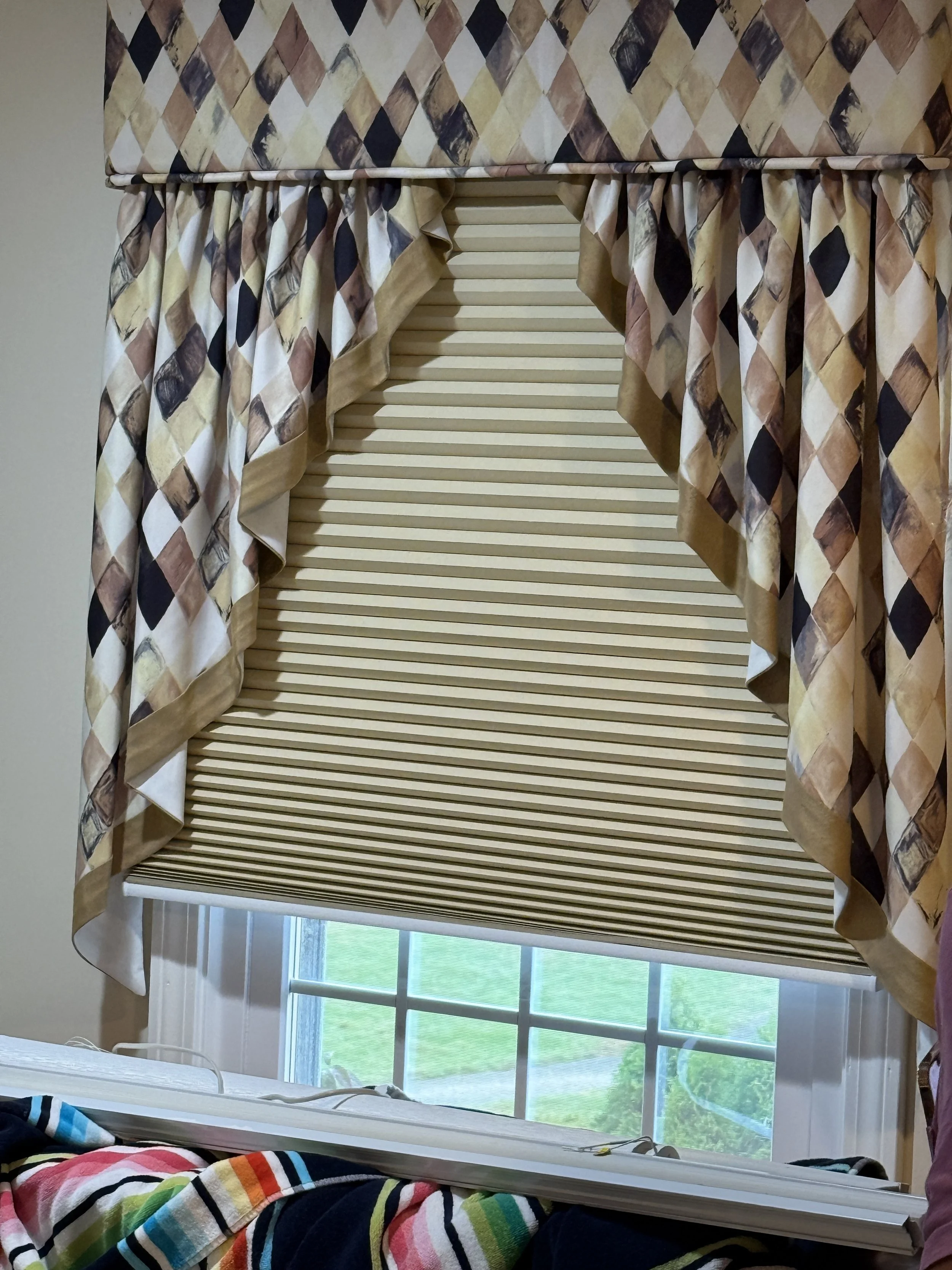 HoneyComb w_ Valance_Bedroom_SpaceO_05.JPG