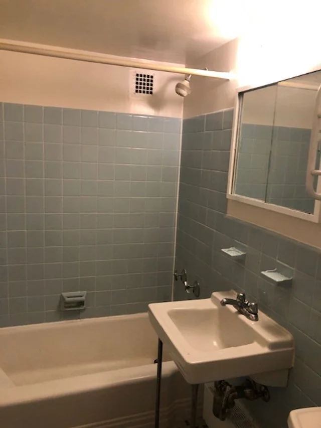 317S-- Bathroom (02).jpg