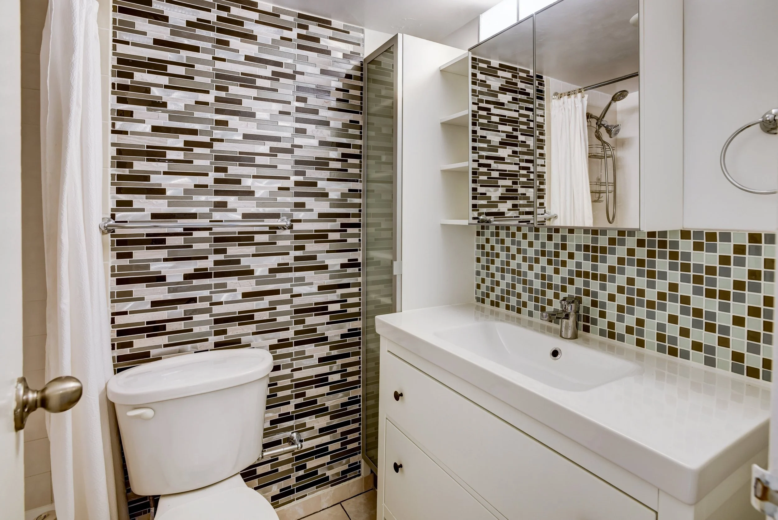 950+25th+St+NW+1005-N+Bathroom.jpeg