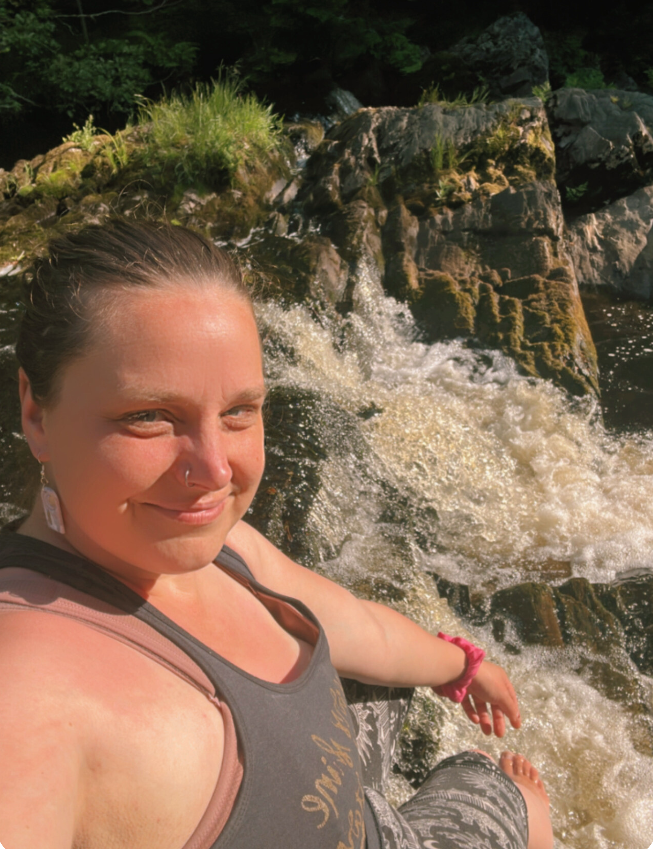 picture of bre hamilton smiling in front  of crashing ocean waves