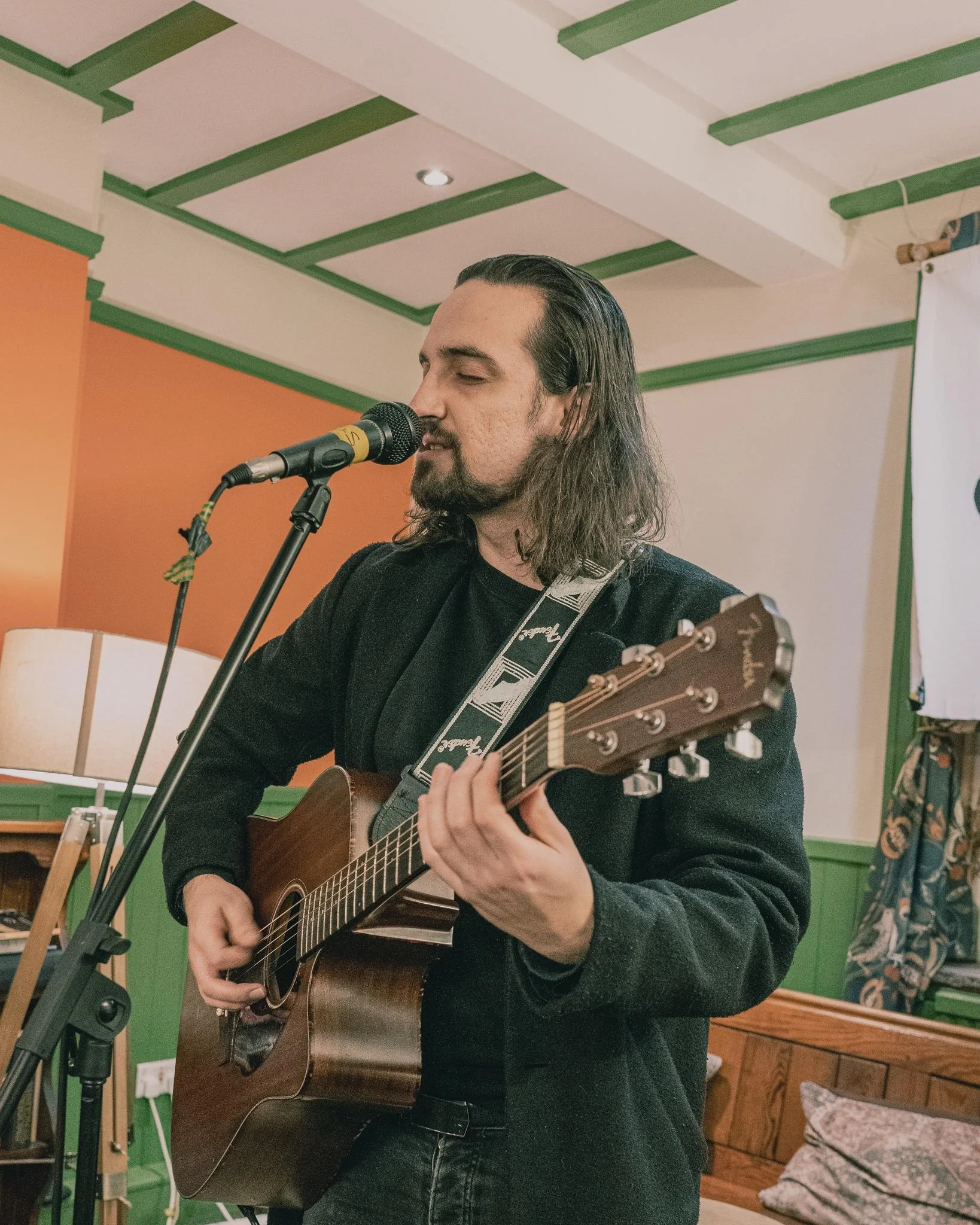 It&rsquo;s Open Mic night once again this evening! Hosted by the wonderful people over at @jarreduphq, it&rsquo;s the perfect opportunity to play some new material or try performing to an audience for the first time! There&rsquo;s a house guitar if y