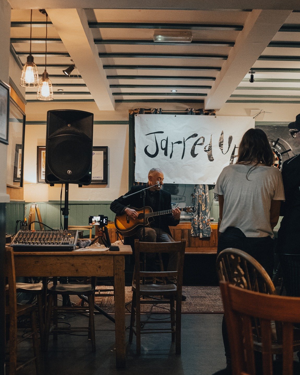 Why not come down to @jarreduphq&rsquo;s Open Mic tonight! You can show off your musical talents and get a free pint for your bravery! It kicks off at 7pm and we can&rsquo;t think of a better way to spend your Bank Holiday Monday!

📸📸 @ohsnapitsoli