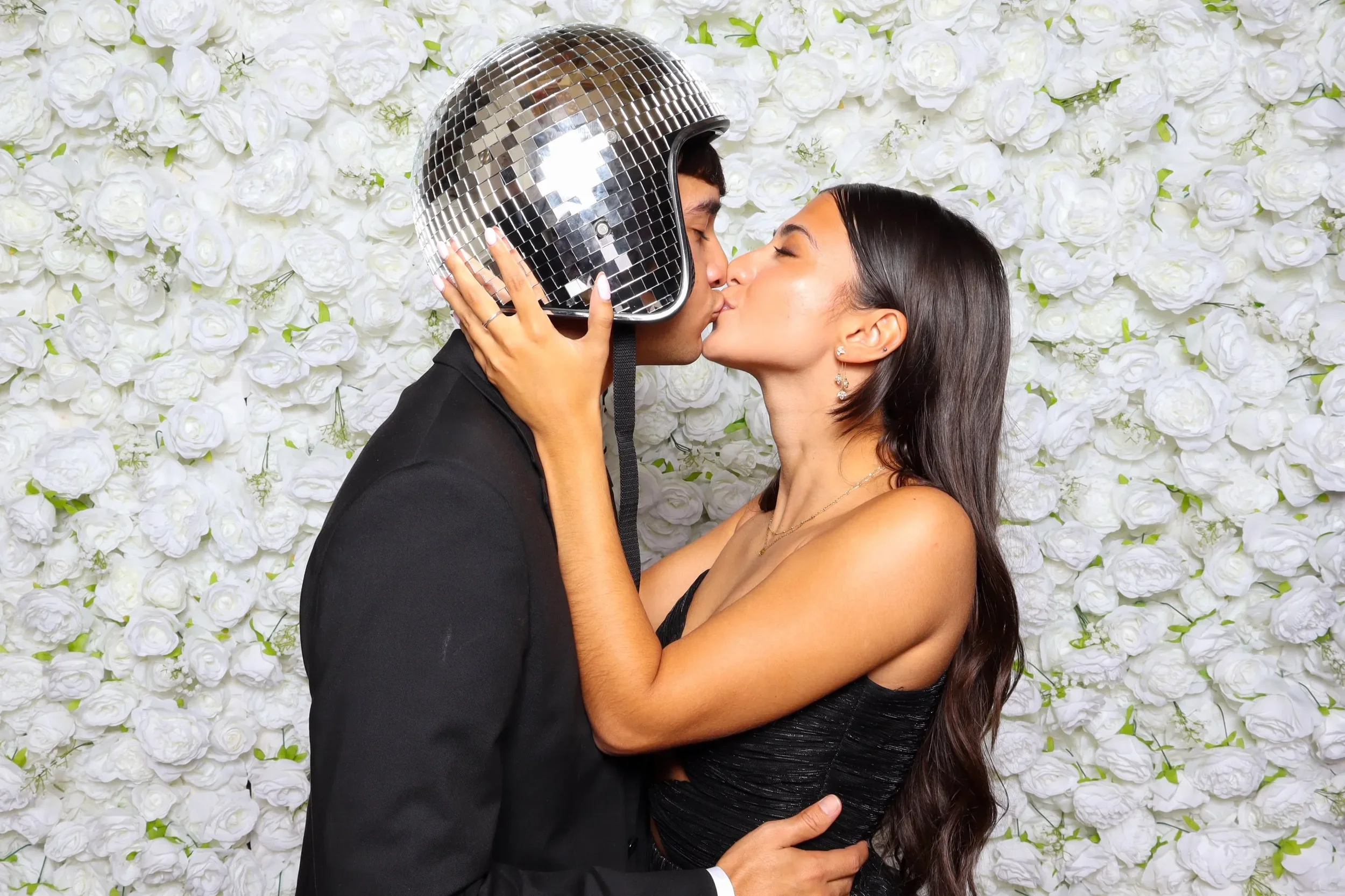 6782a001767307f9f8dbfcd2_couple-kissing-wedding-photobooth.webp