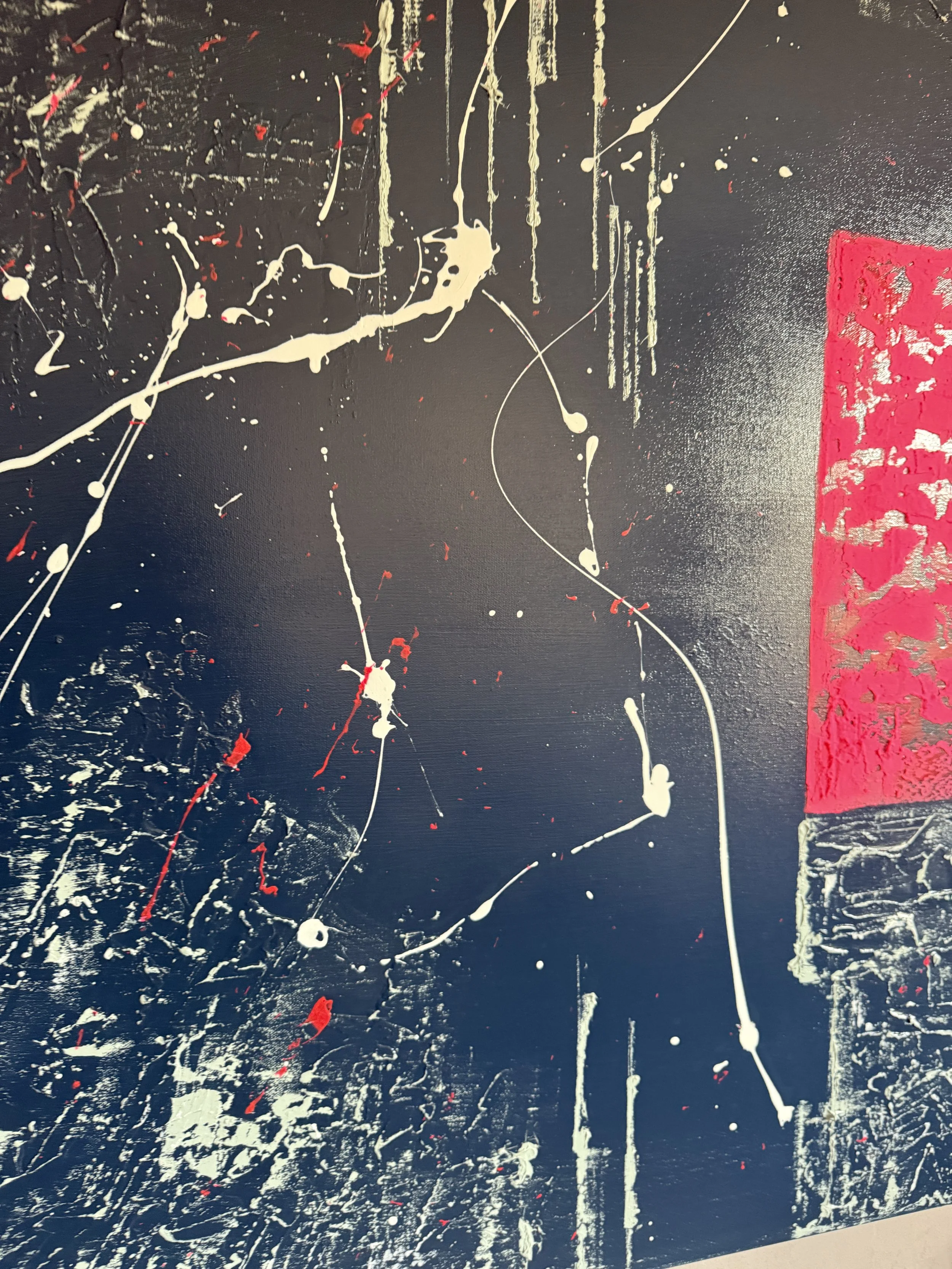 Peinture abstraite avec un fond sombre, des éclaboussures de peinture blanche et rouge, et une section rectangulaire rose avec des textures.