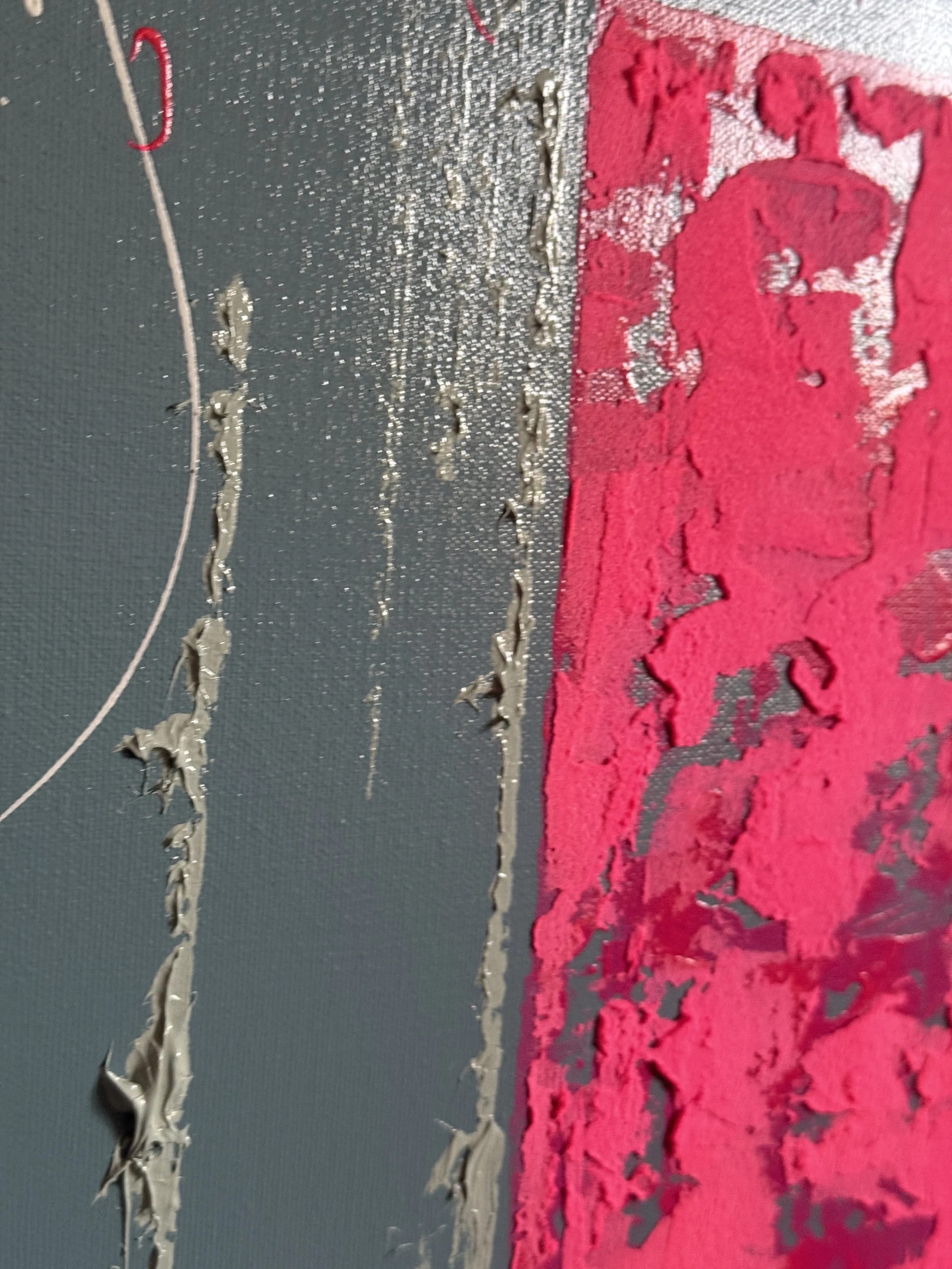 Grossissement d'une surface avec de la peinture en relief grise et rose.