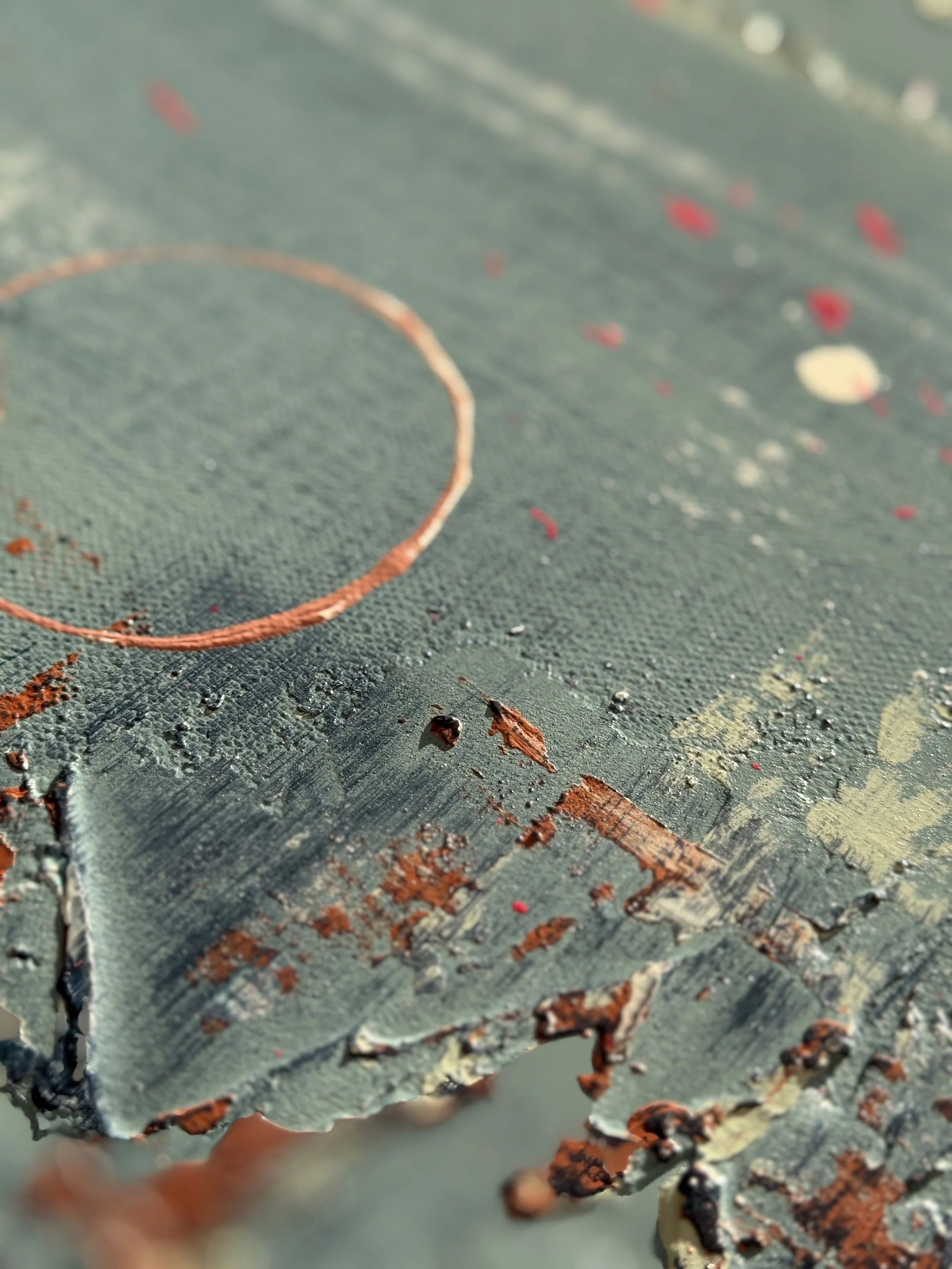 Surface de peinture en décomposition avec éclats et rouille, vue très rapprochée.