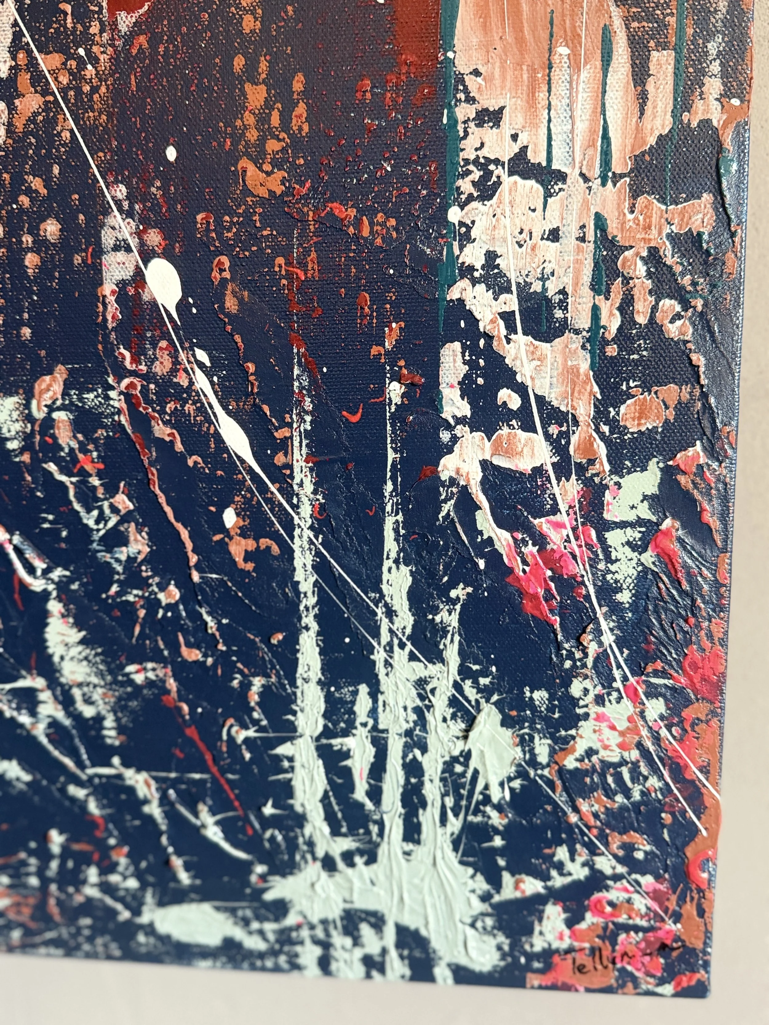 Une peinture abstraite avec des éclaboussures et des traits de peinture en différentes couleurs, notamment blanc, rouge, noir et pêche, sur une toile.