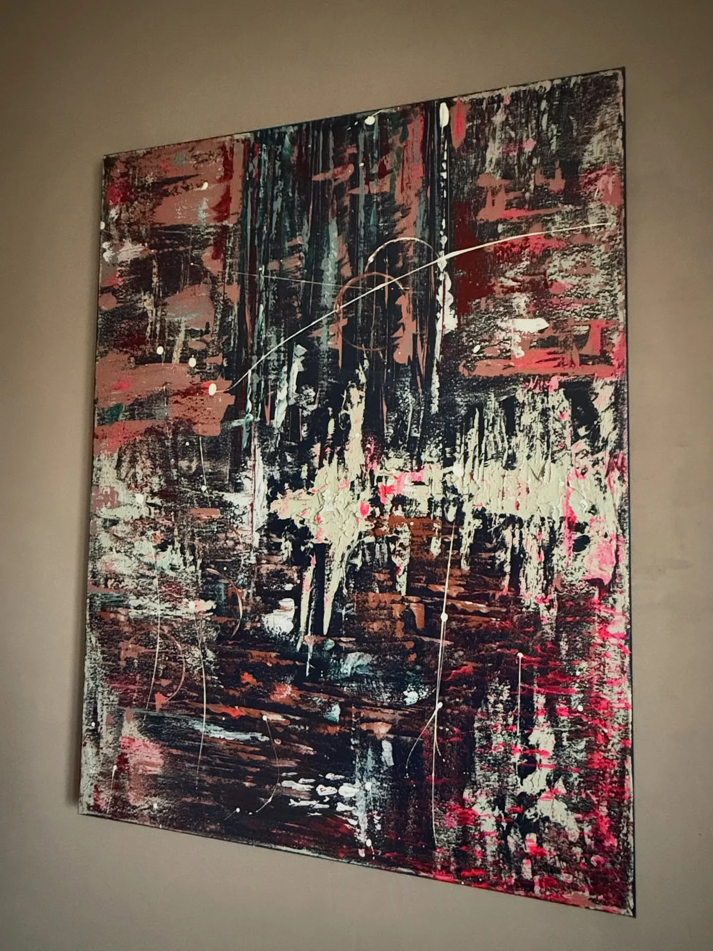 PULSE, acrylique et enduit sur toile, 80x60cm
Dans cette toile, l&rsquo;&eacute;nergie circule comme un rythme int&eacute;rieur.
Les reliefs se heurtent et se r&eacute;pondent, la mati&egrave;re respire, avance, recule. Le geste laisse sa trace, pres
