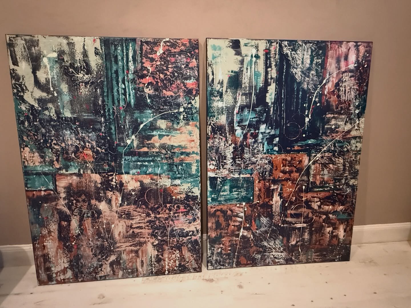 Blue Monday.
Un jour souvent associ&eacute; au creux, au ralentissement.
Pour moi, c&rsquo;est une couleur. Une mati&egrave;re. Une respiration.

La s&eacute;rie Blue Monday est n&eacute;e de cette tension entre densit&eacute; et apaisement.
Trois &o