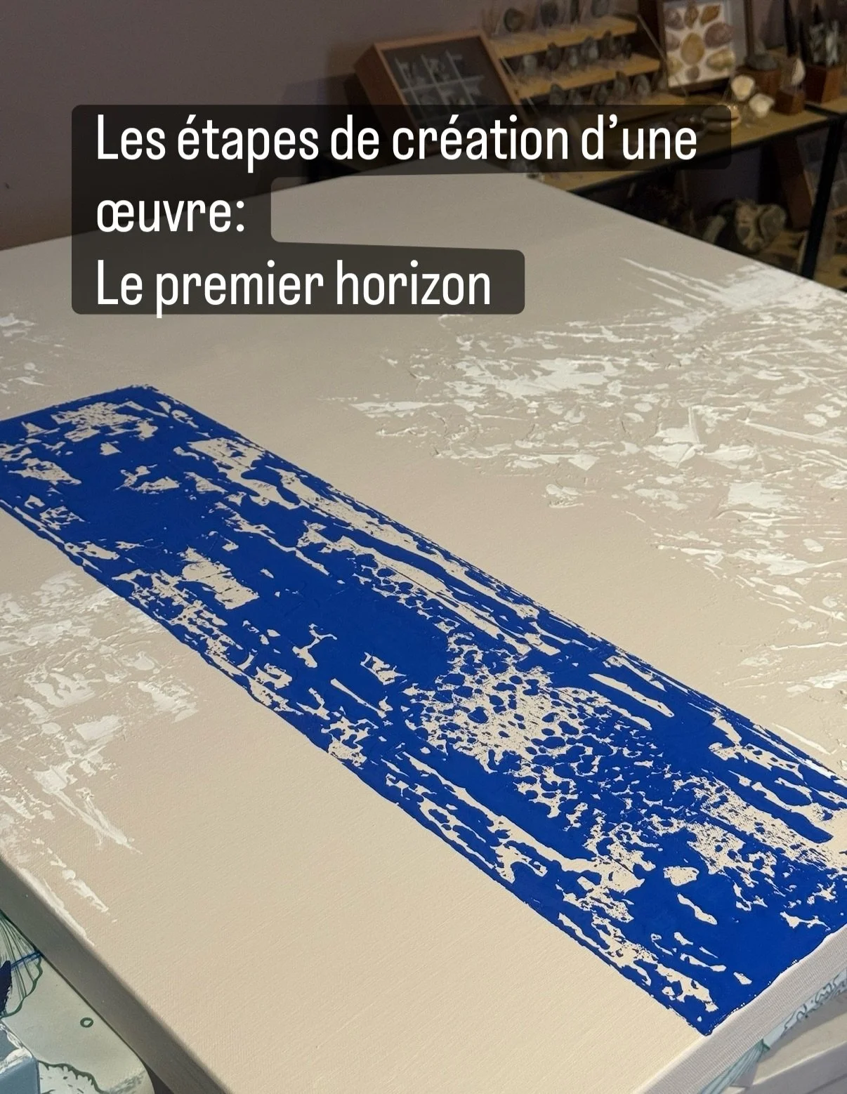 Fault Horizon. 1m x 1m , enduit et acrylique sur toile 

Cette &oelig;uvre s&rsquo;est construite par strates,
par d&eacute;placements,
par tensions successives entre la mati&egrave;re et la ligne.

L&rsquo;horizon n&rsquo;y est jamais stable.
Il se 