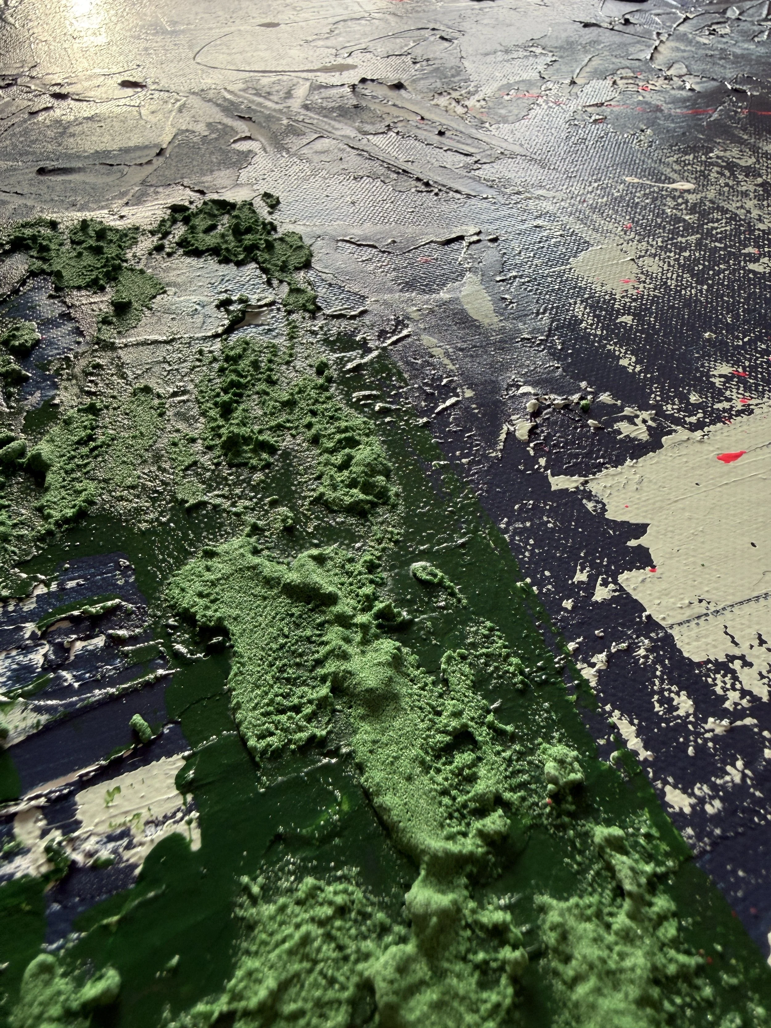 Peinture artistique avec des textures épaisses en vert, noir, beige et rouge.