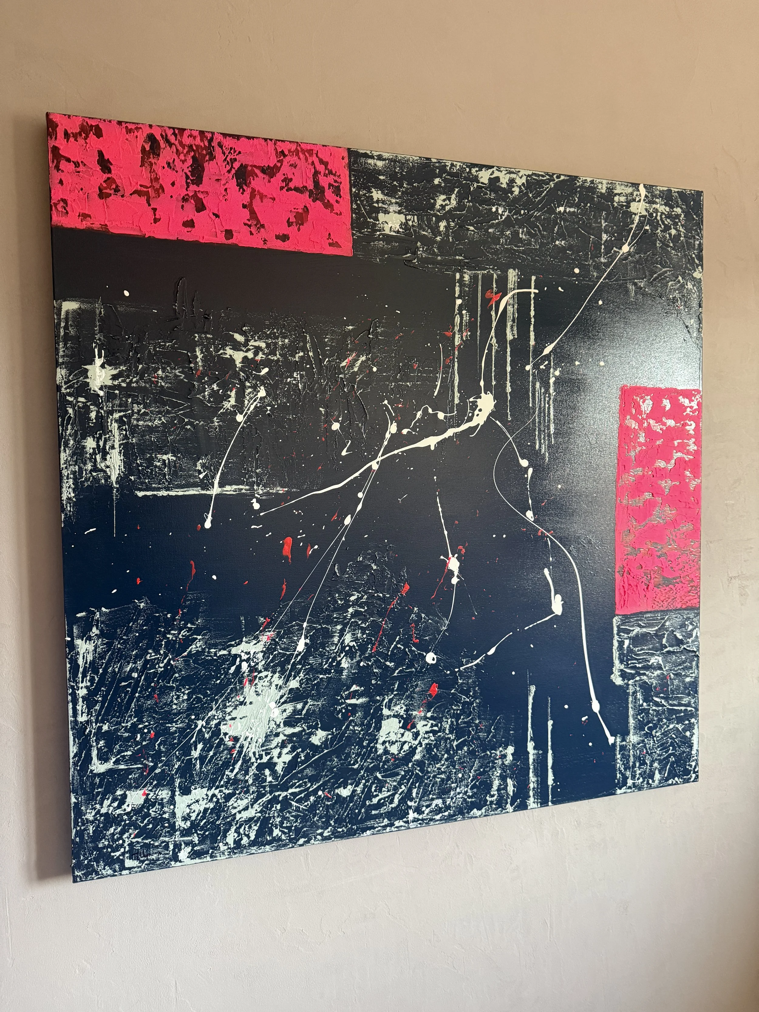 Peinture abstraite avec des éclaboussures de peinture blanche, rouge et noire, avec deux rectangles rose dans le coin supérieur gauche et inférieur droit.