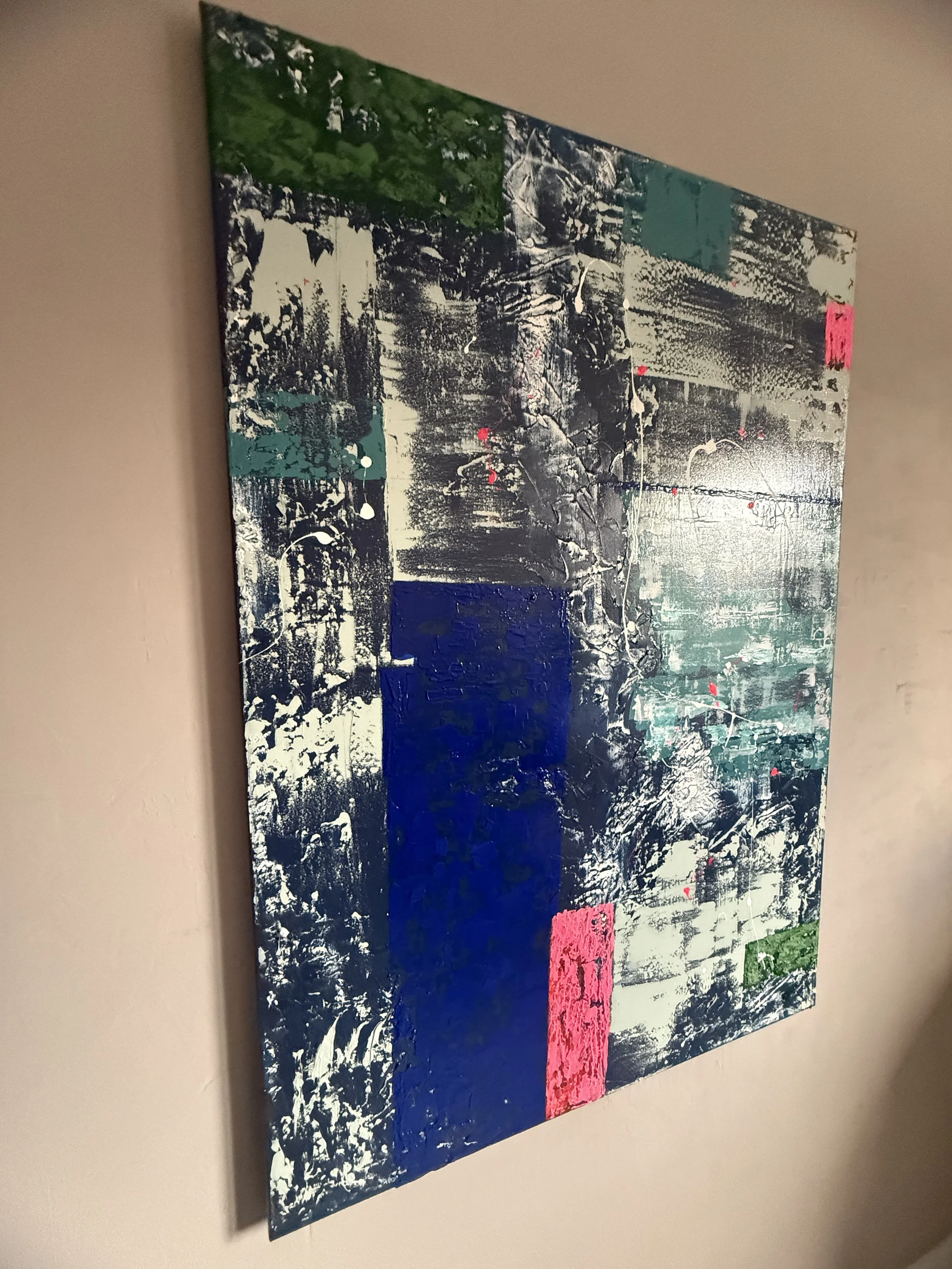 Peinture abstraite avec des touches de vert, bleu, rose, blanc et noir, composée de plusieurs textures et formes géométriques.