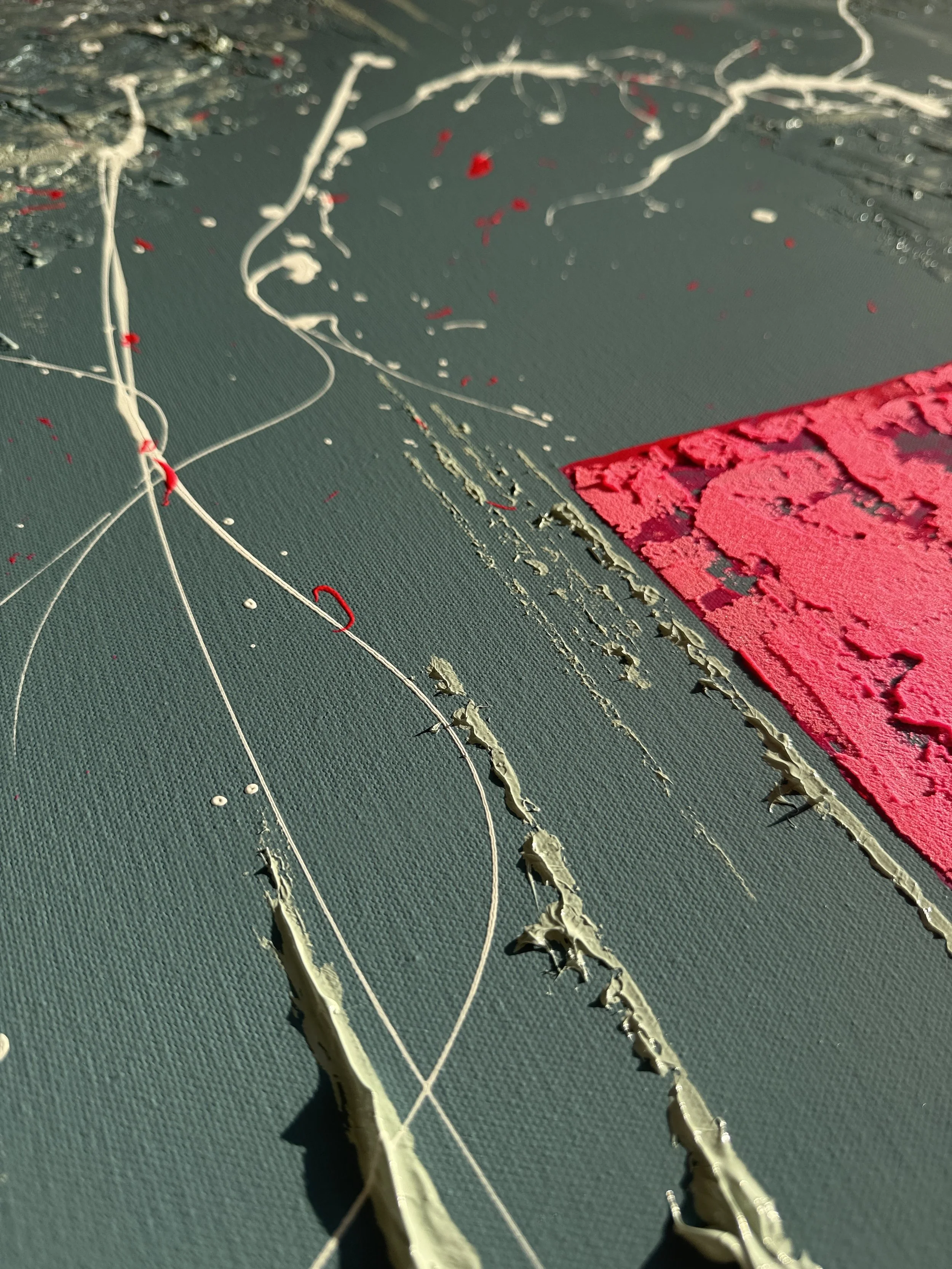 Texture de peinture abstraite avec lignes fines, éclats de peinture beige et tache rouge sur un fond vert foncé.