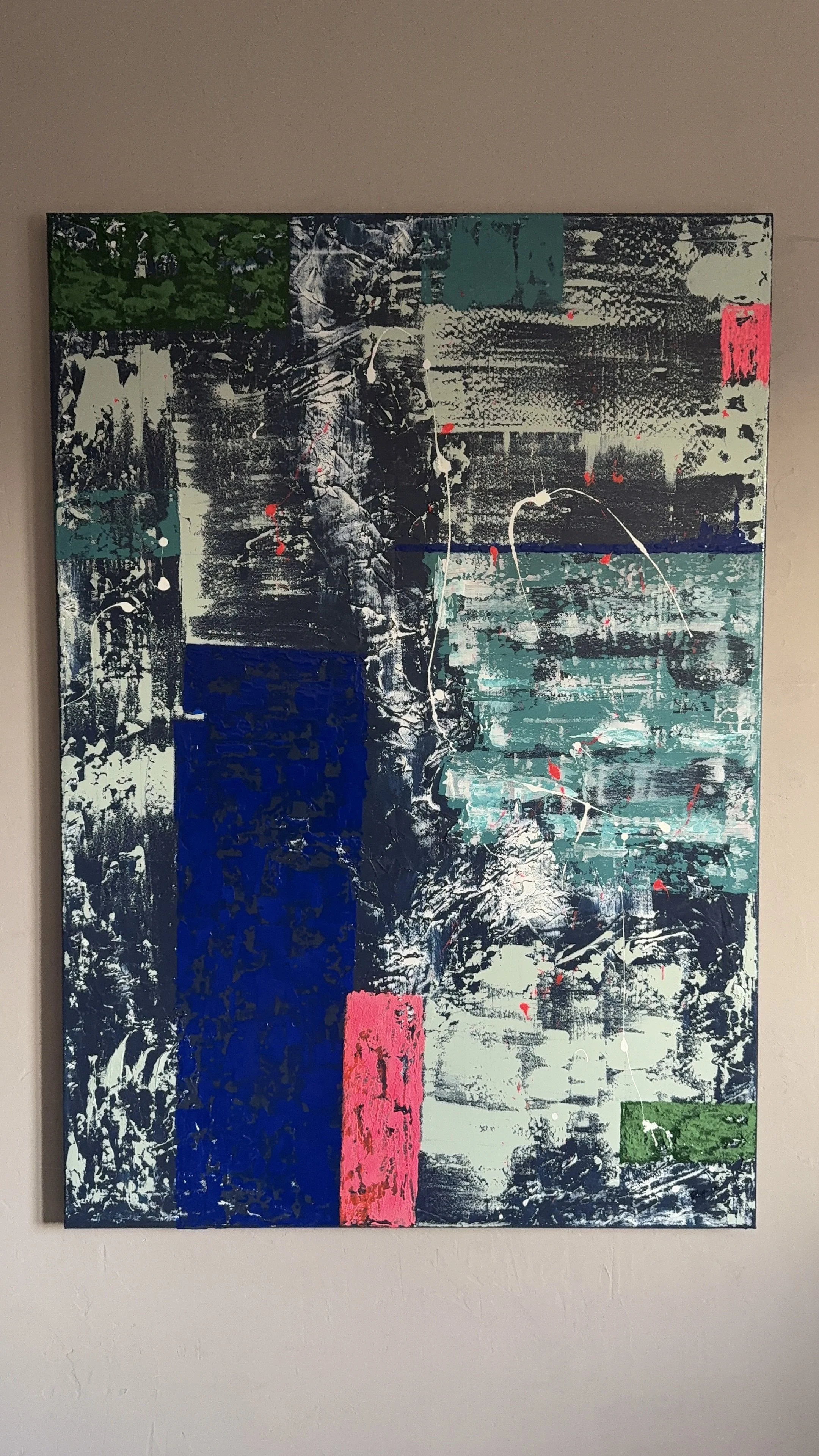 Peinture abstraite avec des couleurs bleues, vertes, blanches, noires, et des touches de rose et de rouge, avec des formes et des textures variées.