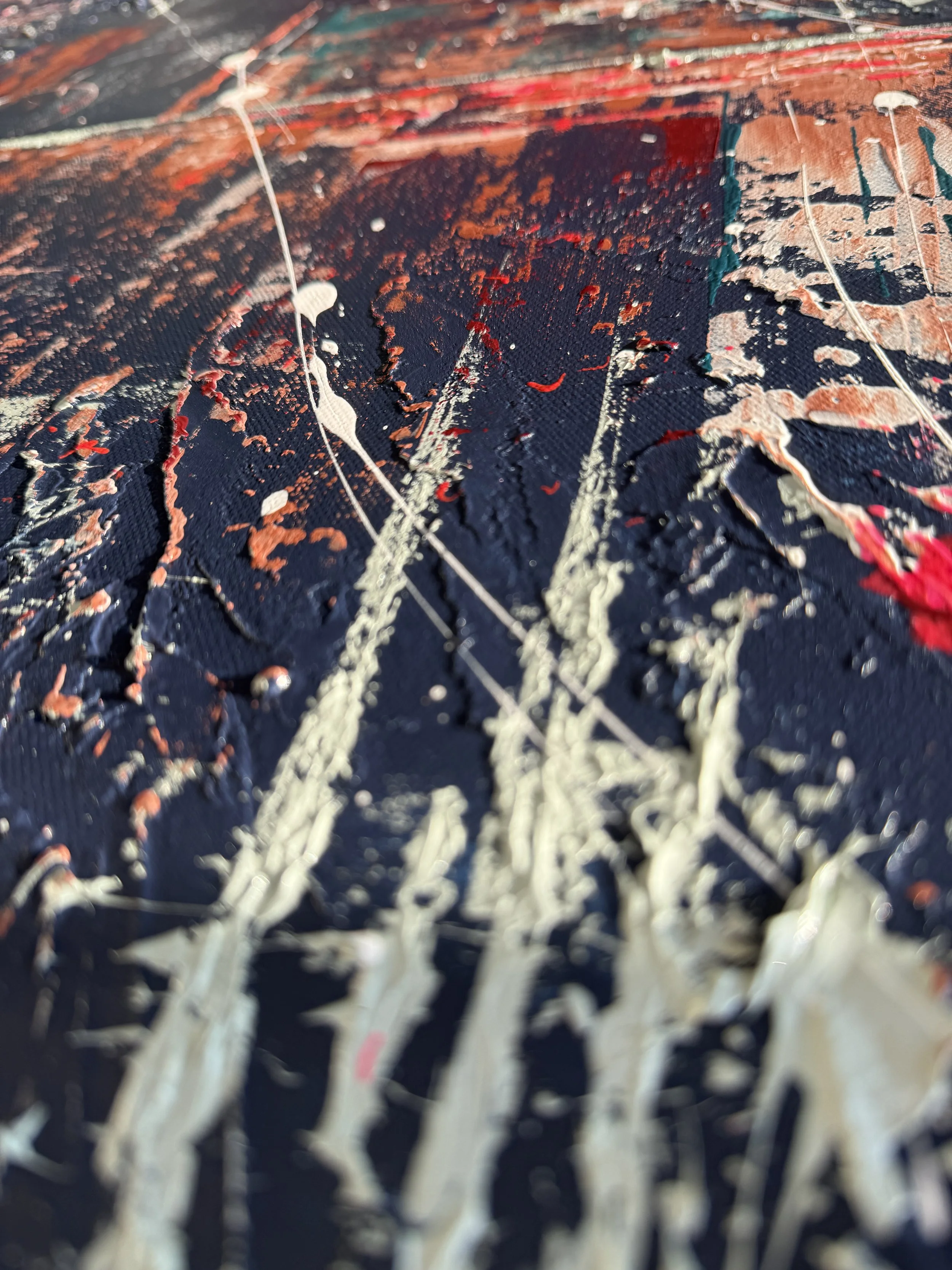 Détails d'une peinture abstraite avec des textures épaisses, des couleurs noir, blanc, rouge et peach.