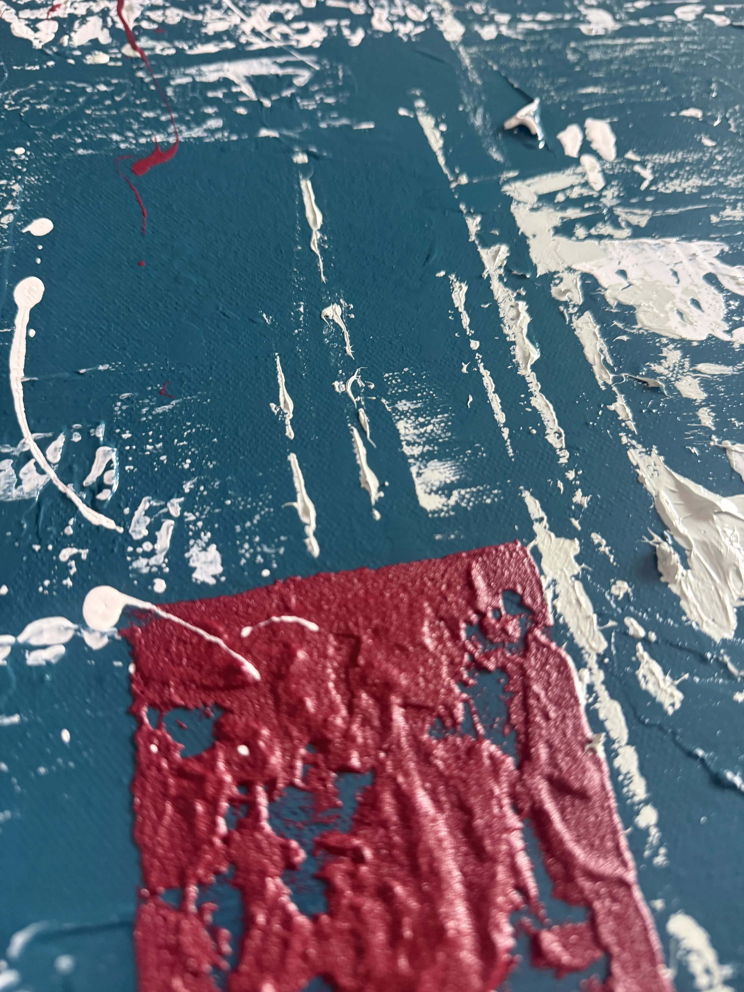 Peinture abstraite avec un fond bleu, des taches et des lignes blanches, une zone rouge en bas avec du texte en relief.