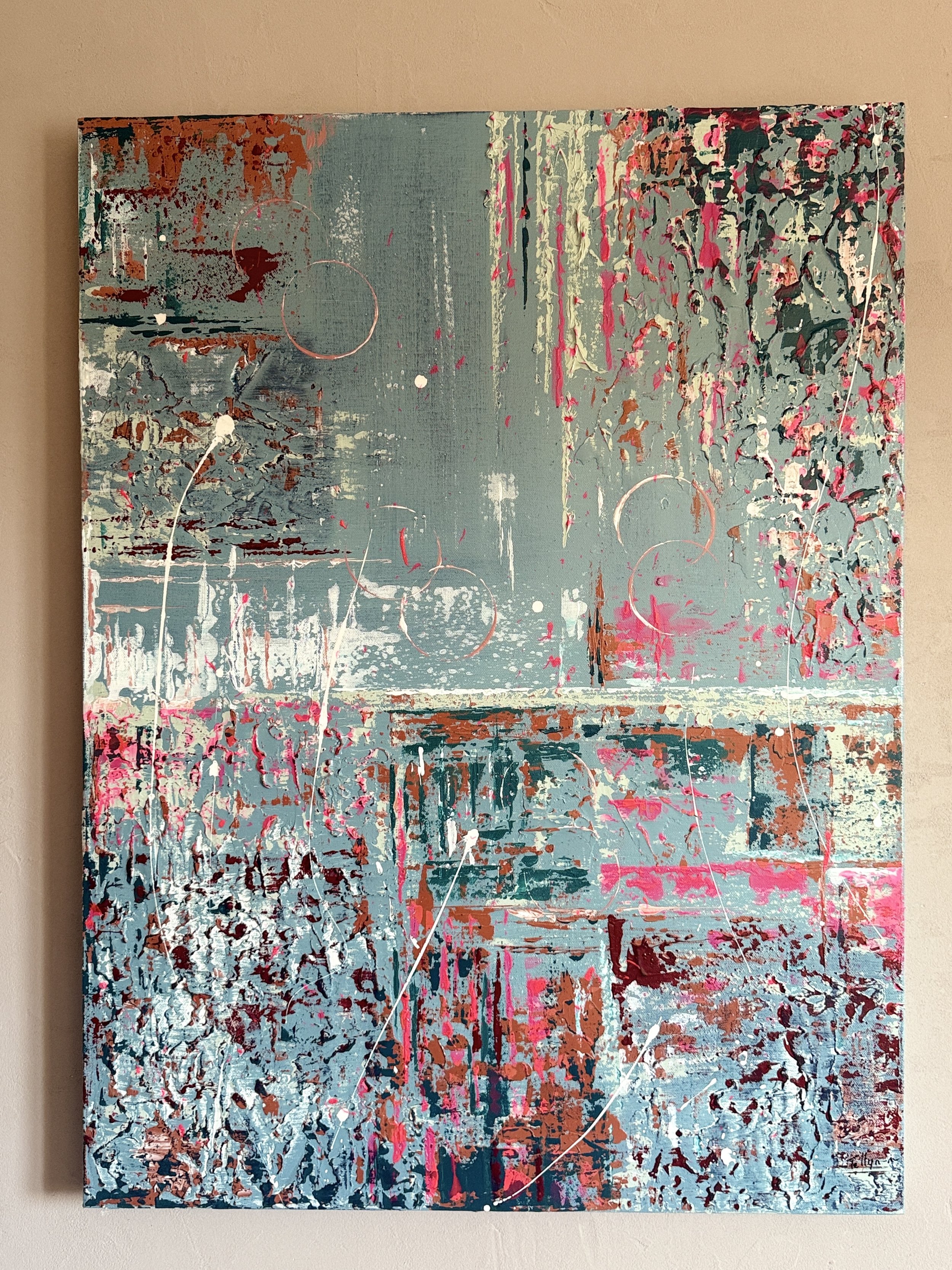 Peinture abstraite avec des couleurs pastel, nuances de bleu, rose, blanc et touches de rouge et marron, avec des formes circulaires et des éclaboussures.