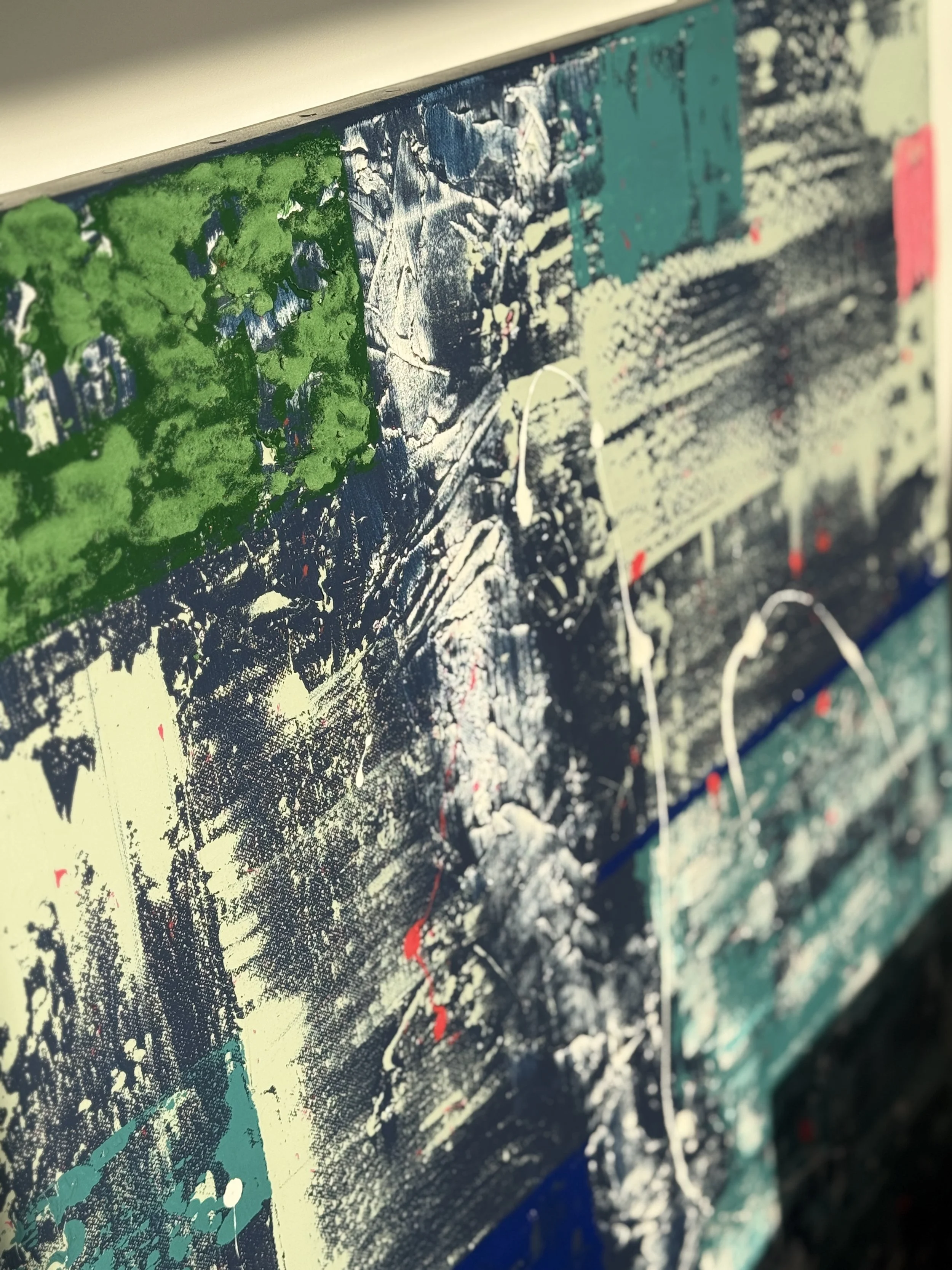 Peinture abstraite sur tableau avec des touches de vert, blanc, et noir, et lignes rouges et blanches.