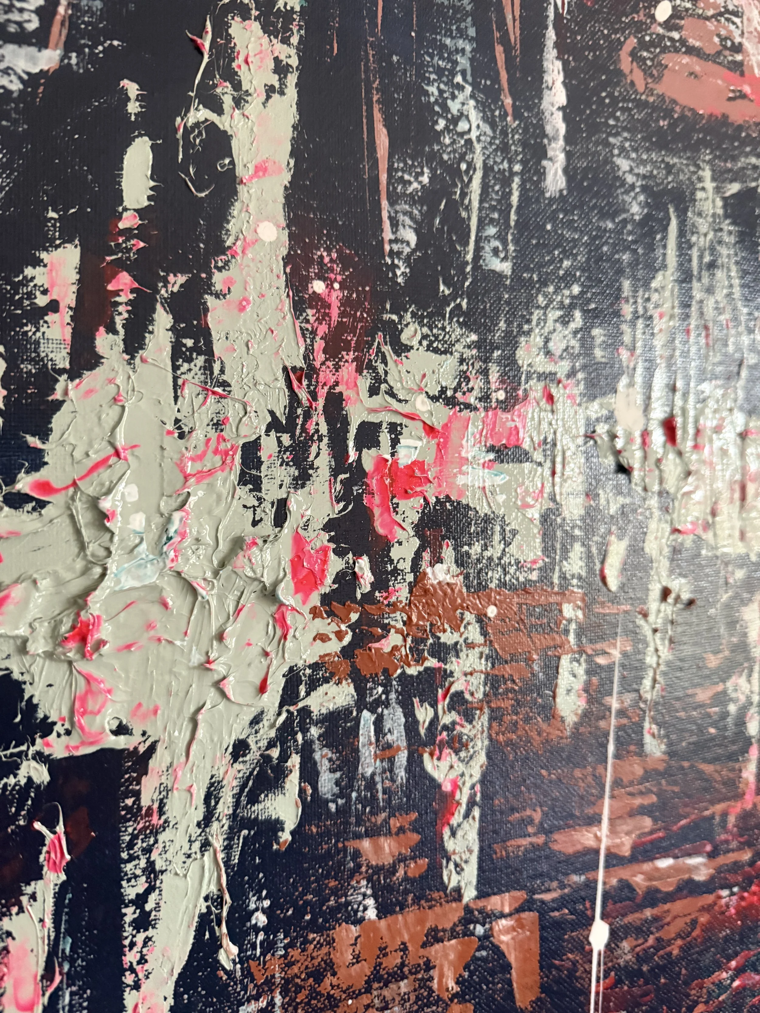 Une peinture abstraite avec des coups de pinceau épaisses en beige, rose, noir et marron.