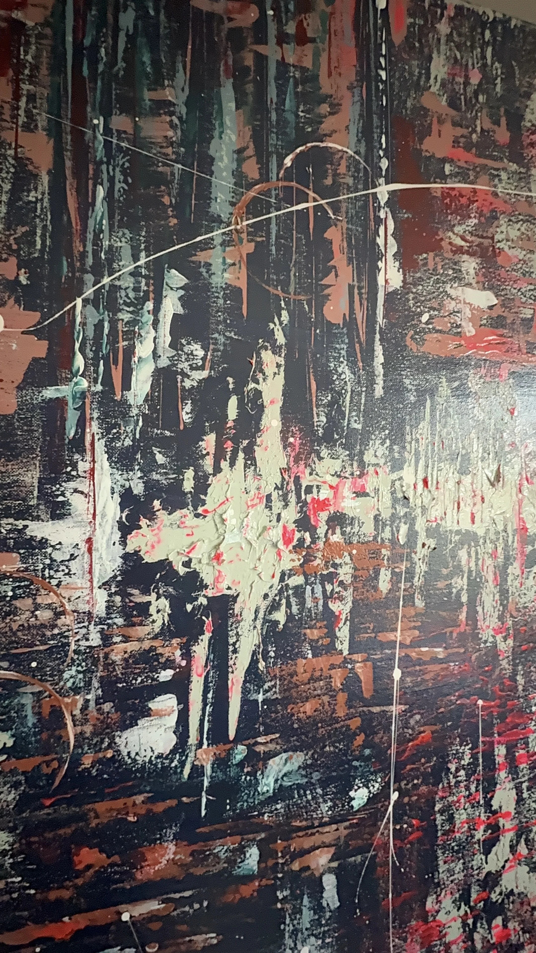 Une peinture abstraite avec des couleurs sombres, des éclaboussures de rouge, des lignes fines et des formes irrégulières.