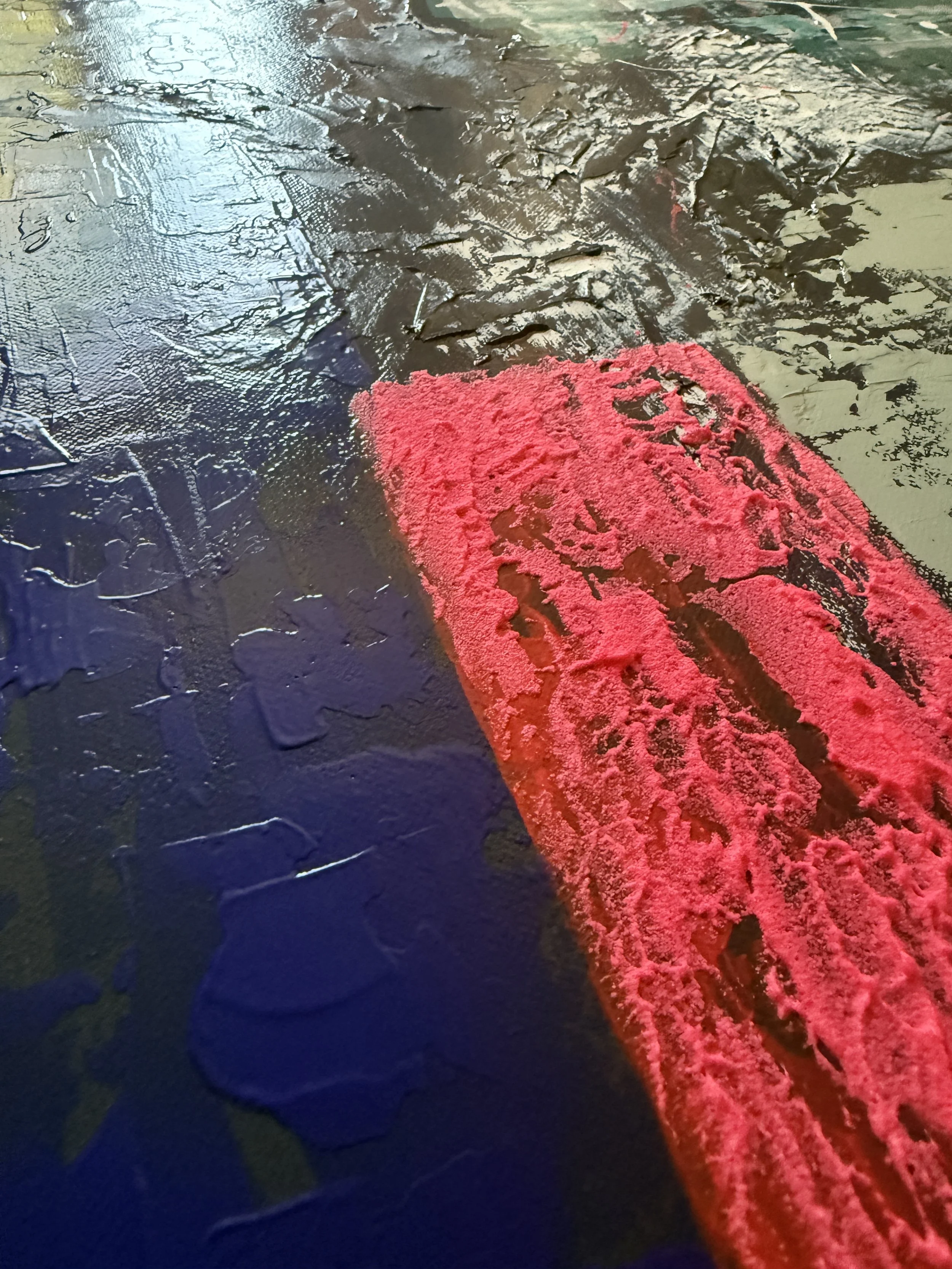 Tapis rouge sur sol noir en marbre ou en pierre polie