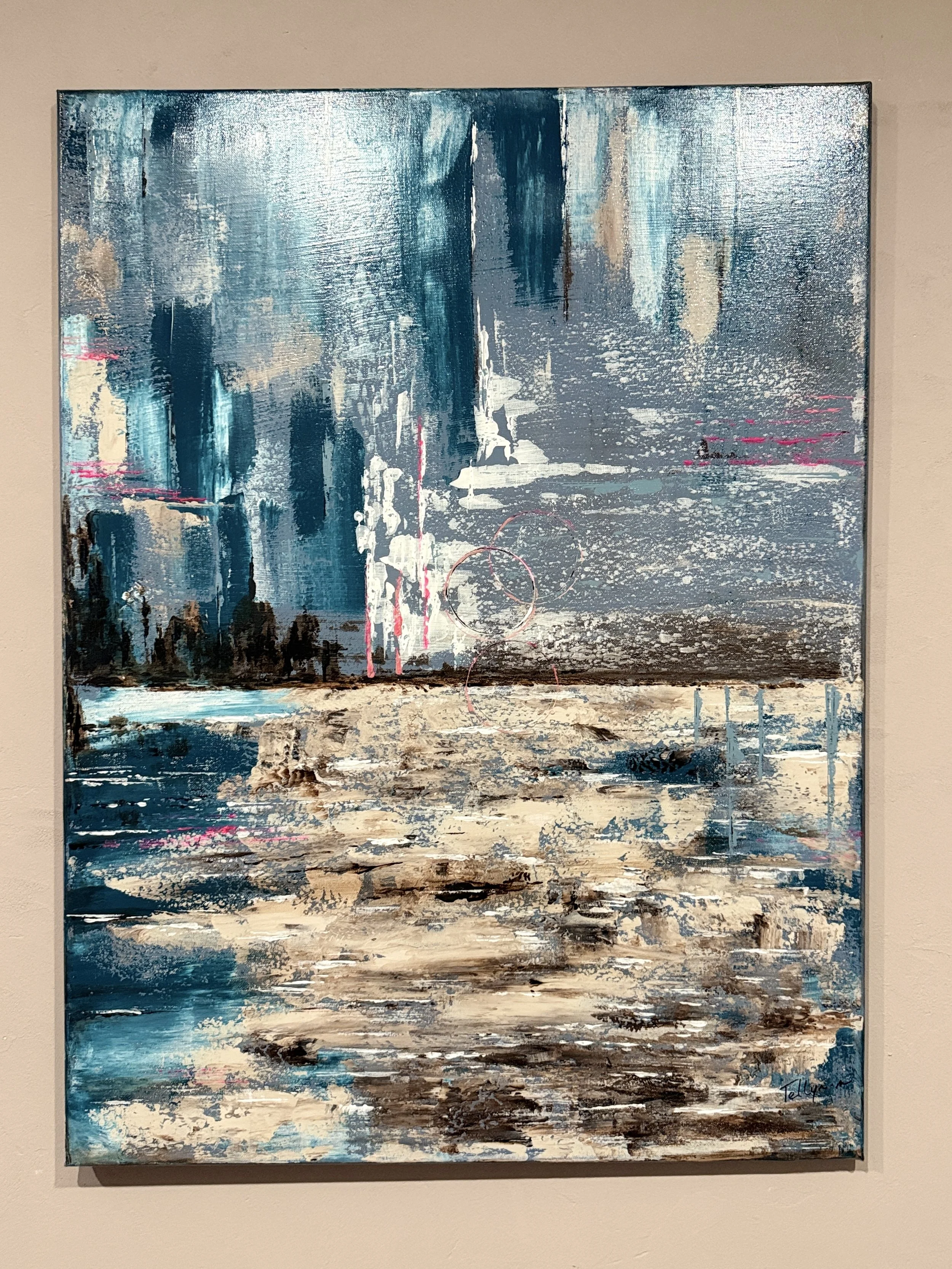 Peinture abstraite représentant une ville avec des bâtiments en forme de gratte-ciel, une zone de rivage en avant-plan, dans des tons de bleu, beige, blanc, noir et touches de rose.