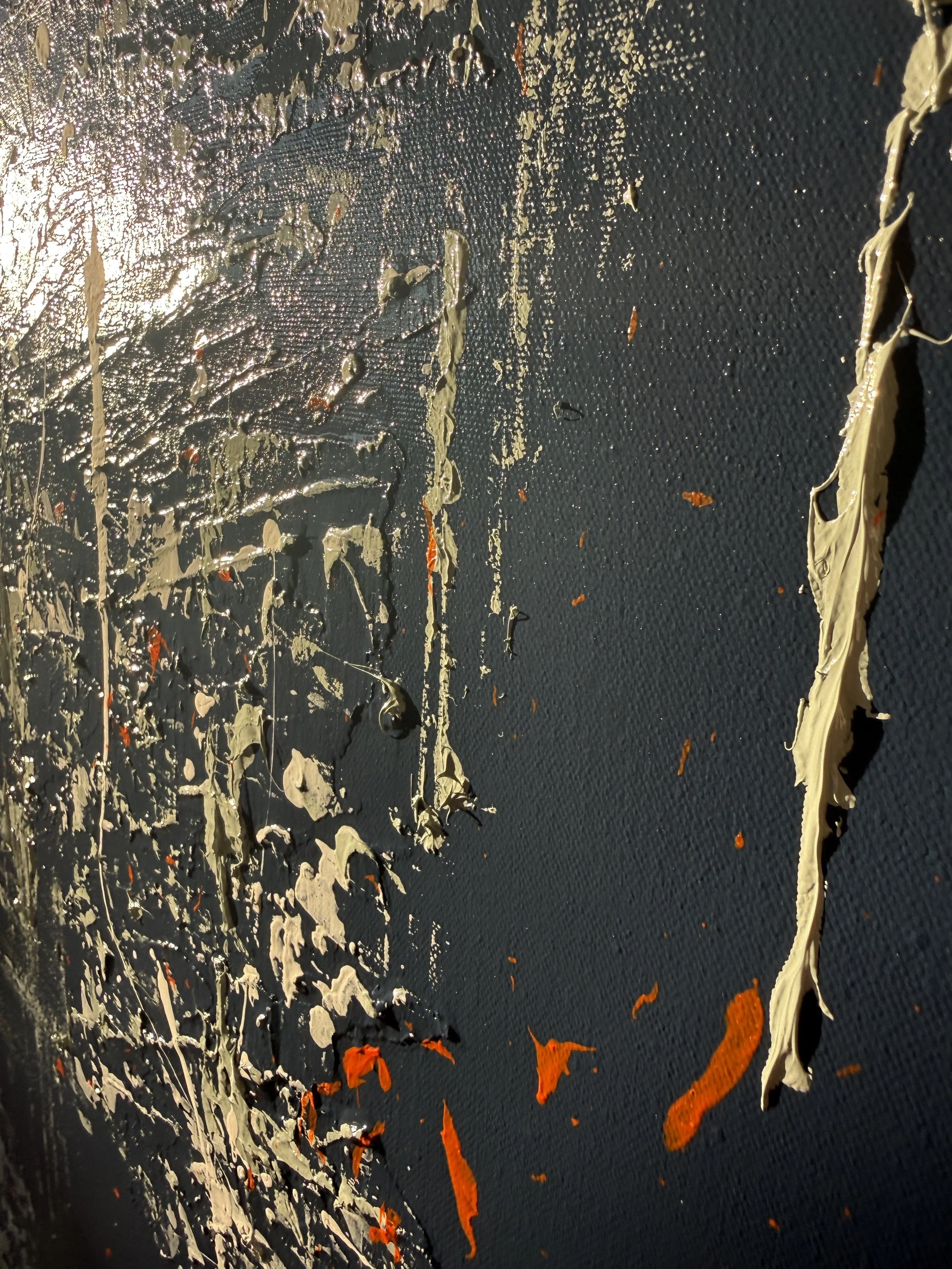 Peinture abstraite avec des textures épaisses et des touches de couleur, principalement du beige, noir et rouge, sur une toile