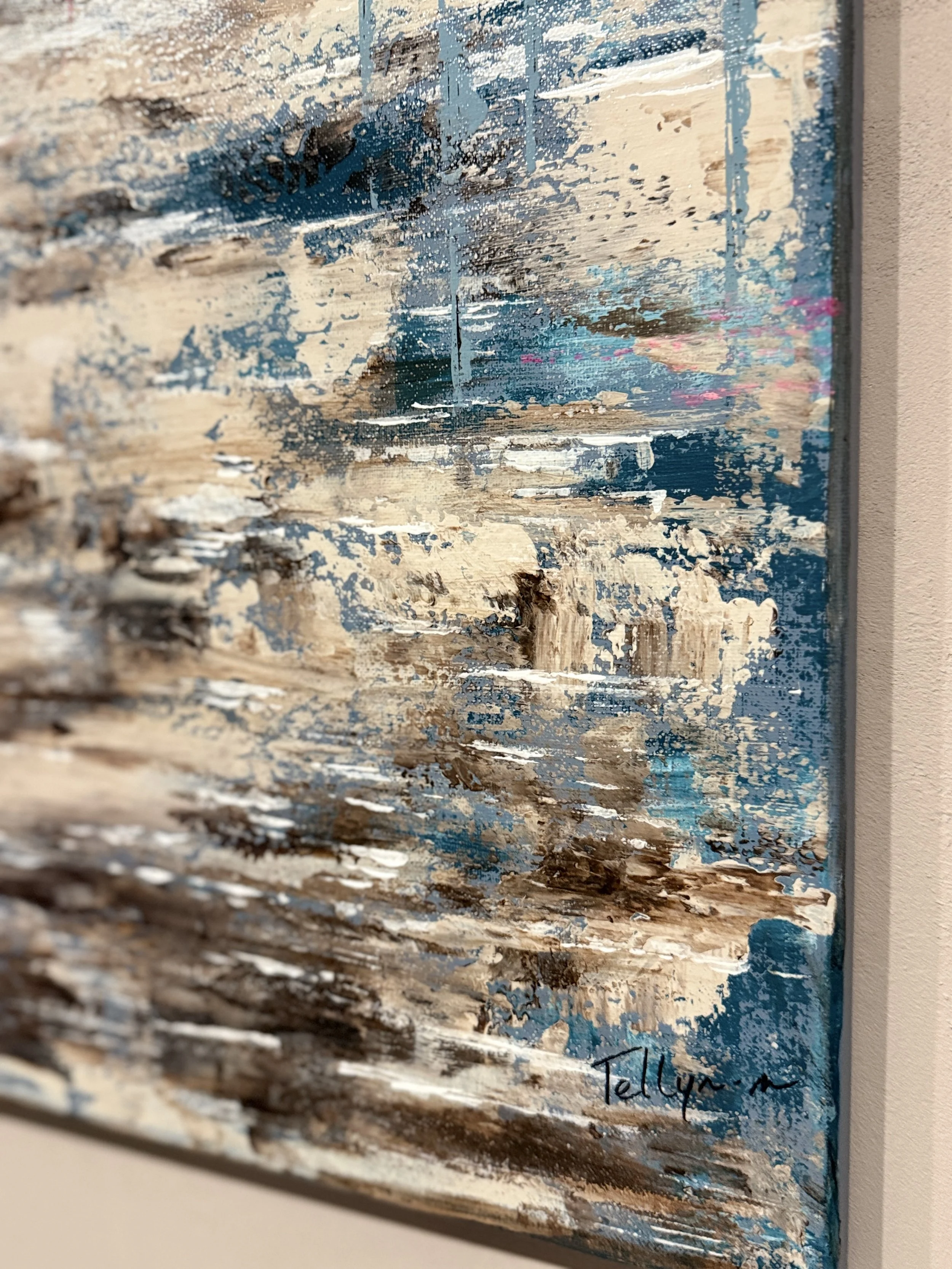 Peinture abstraite représentant un paysage marin avec des couleurs bleues, beiges et blanches, signée en bas à droite par Tellya.