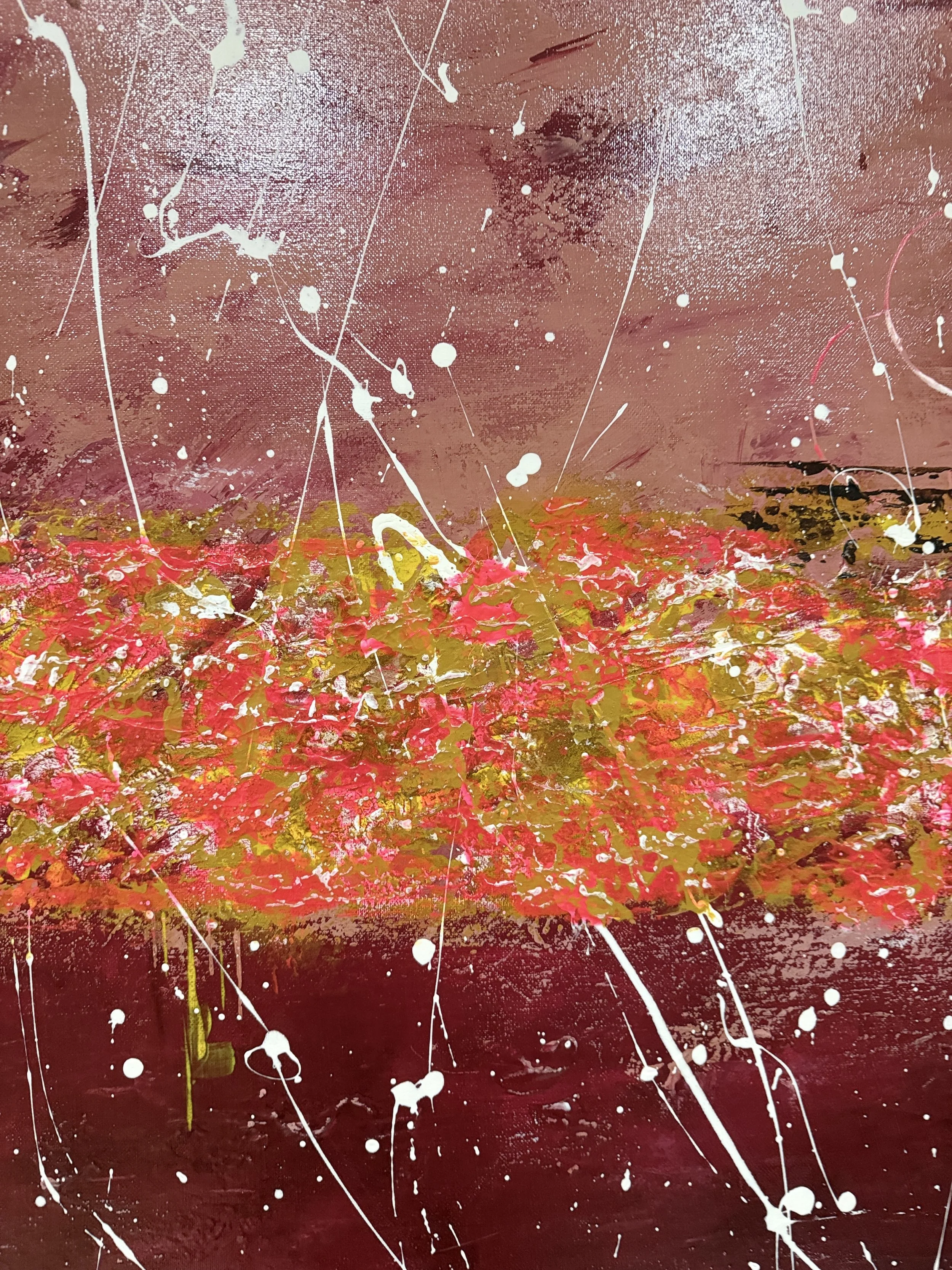 Peinture abstraite avec des éclaboussures de peinture blanche, rose, jaune et vert sur un fond marron.