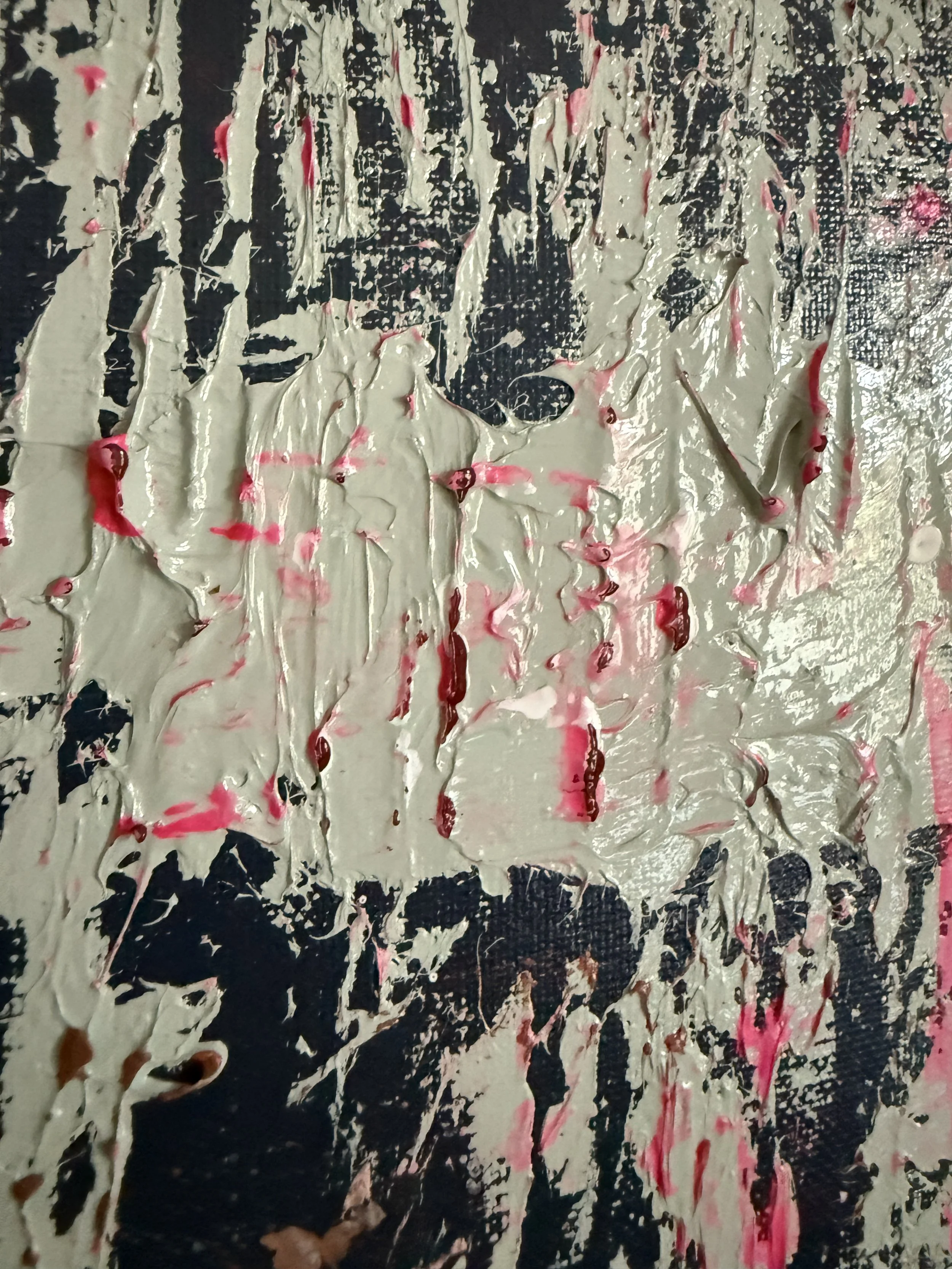 Texture abstraite avec des coulures de peinture ivoire, roses et noirs sur une surface.