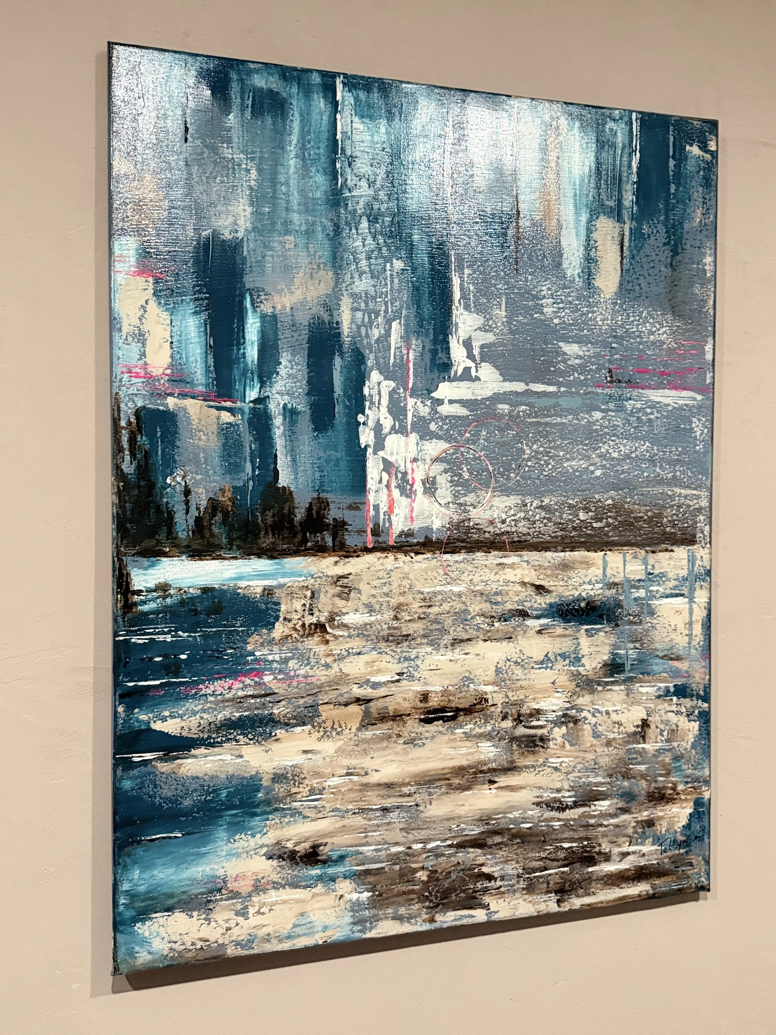 Peinture abstraite représentant un paysage urbain avec des bâtiments en arrière-plan et une surface d'eau ou de plage au premier plan, utilisant des tons de bleu, beige, blanc, noir et quelques touches de rose.