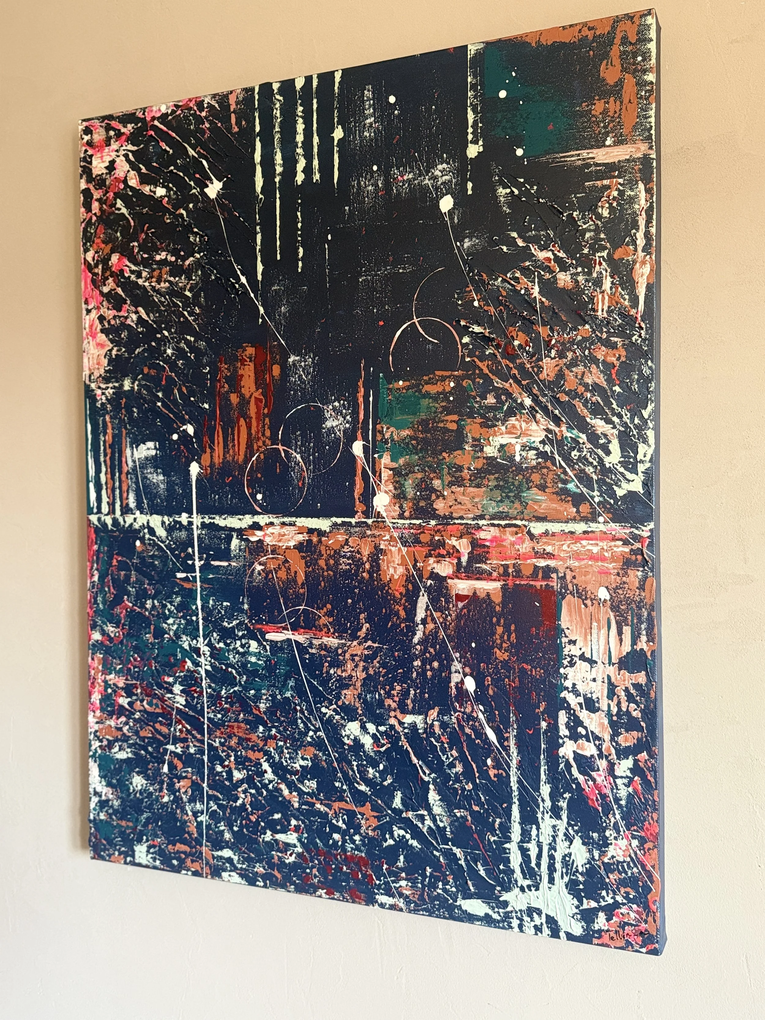 Peinture abstraite avec des éclaboussures de peinture dans des couleurs vives comme le rouge, le blanc, le noir, le vert et le rose.