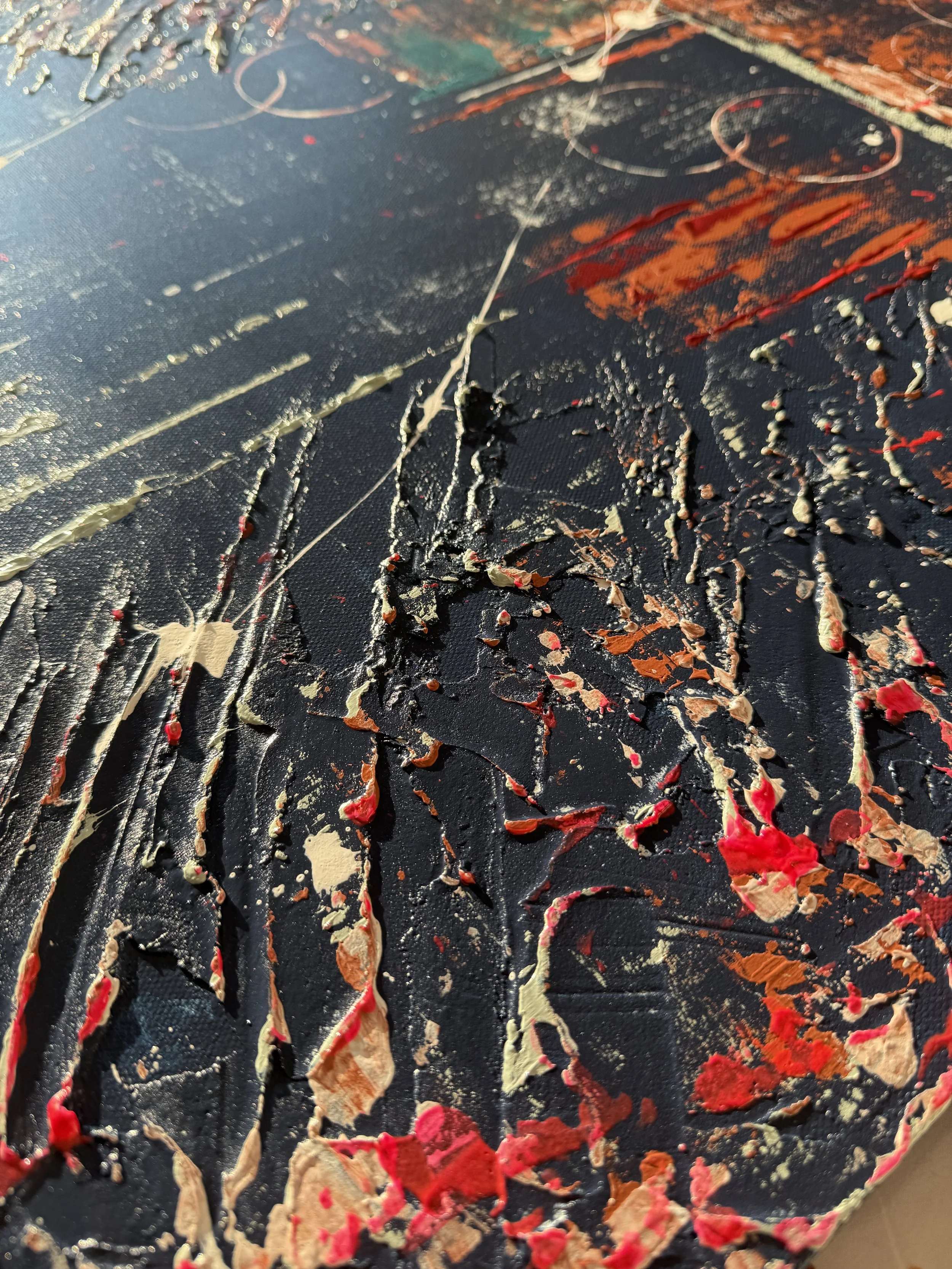 Une œuvre abstraite avec des touches de peinture noire, rouge, beige et orange, avec des textures épaisses et des rapides coups de pinceau.