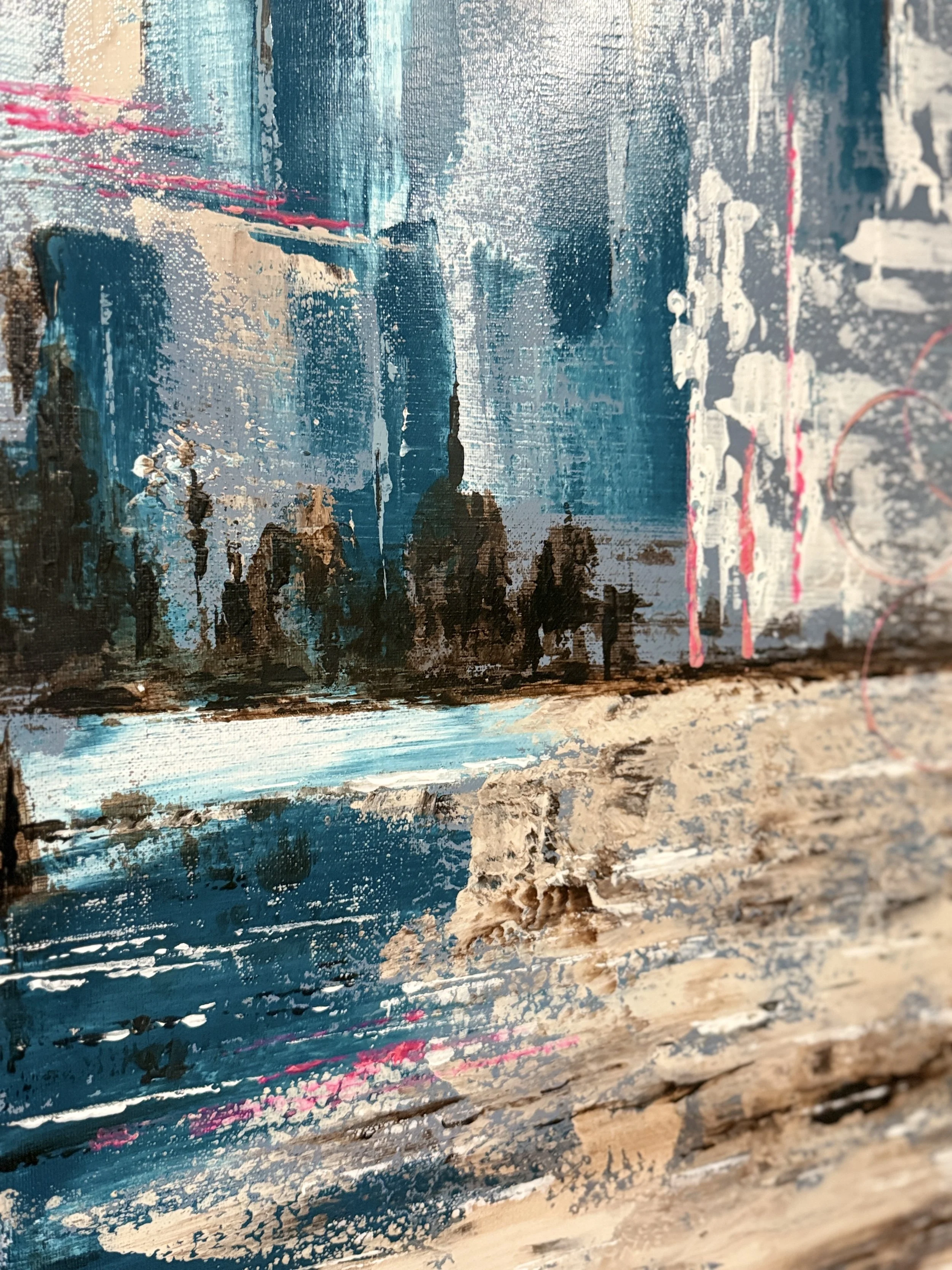 Une peinture abstraite représentant une scène urbaine avec des silhouettes d'arbres, des gratte-ciel en arrière-plan en tons de bleu, beige, noir, avec des touches de rose.