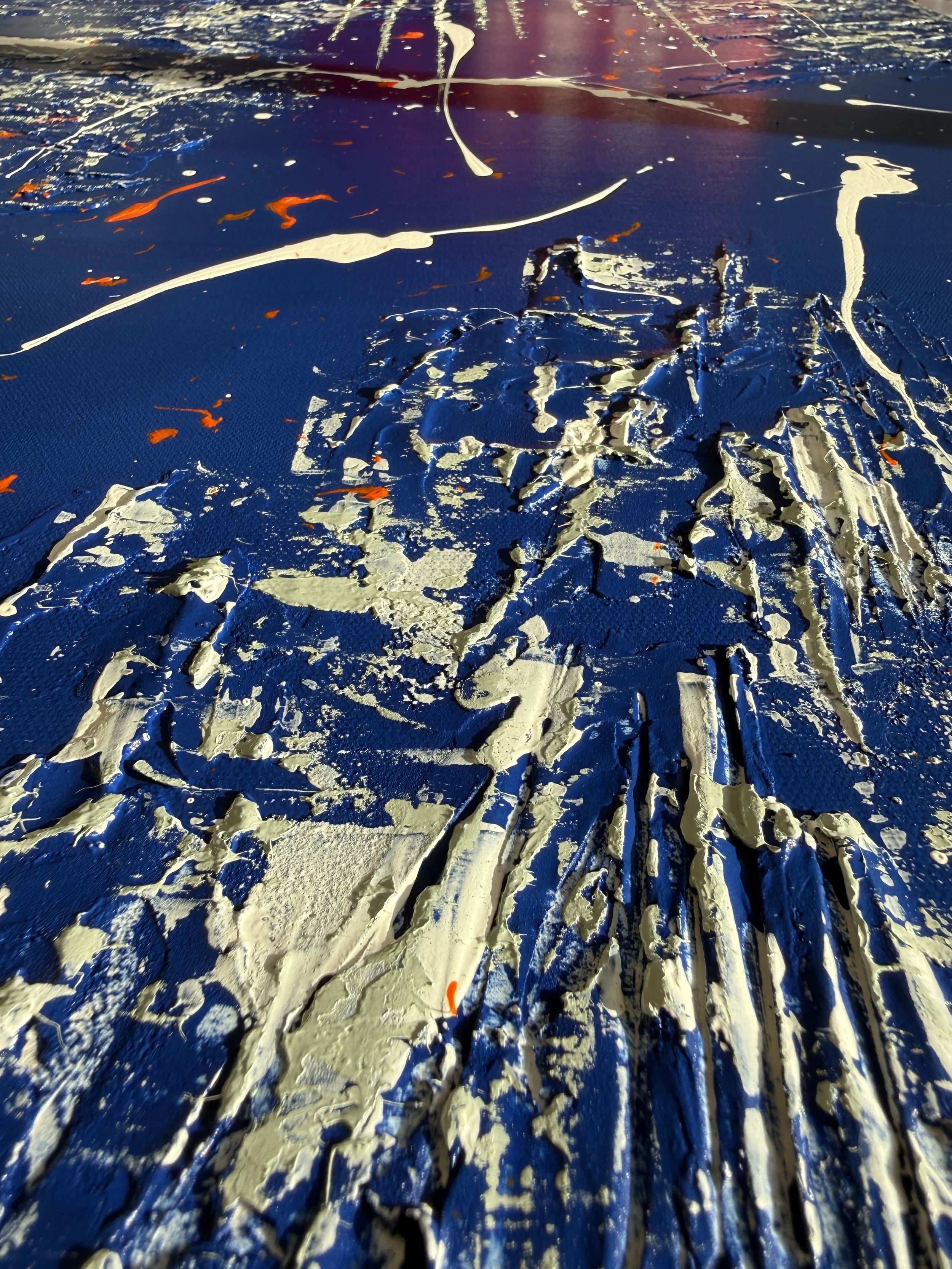 Peinture abstraite avec des traits de couleur beige crème, du bleu foncé en fond et des touches de rouge orangé, créée avec des techniques de peinture en relief et en texture.