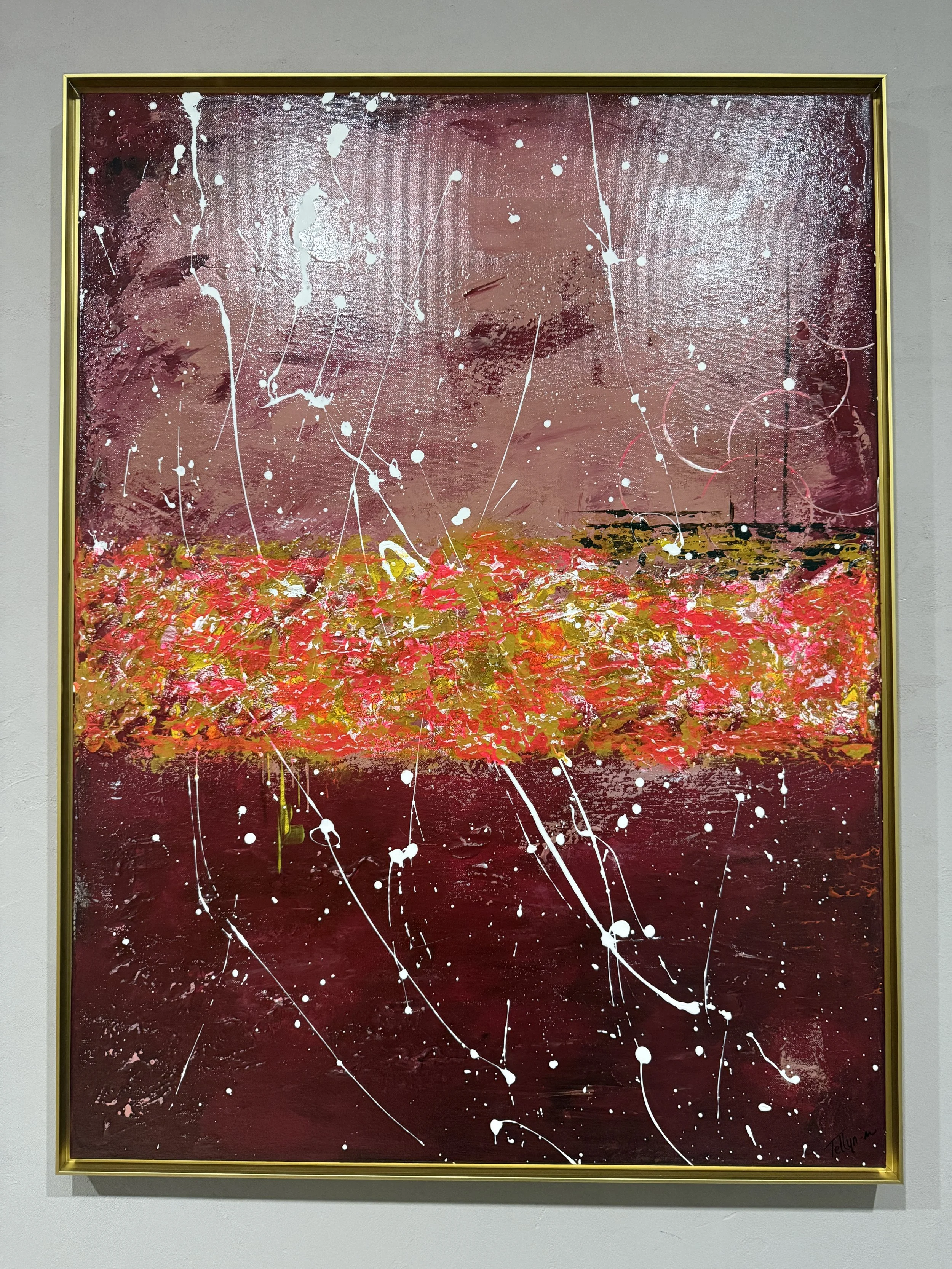 Peinture abstraite avec des taches de peinture rouge, orange, rose, et blanc sur un fond gris, avec des éclaboussures et des lignes blanches dynamiques.