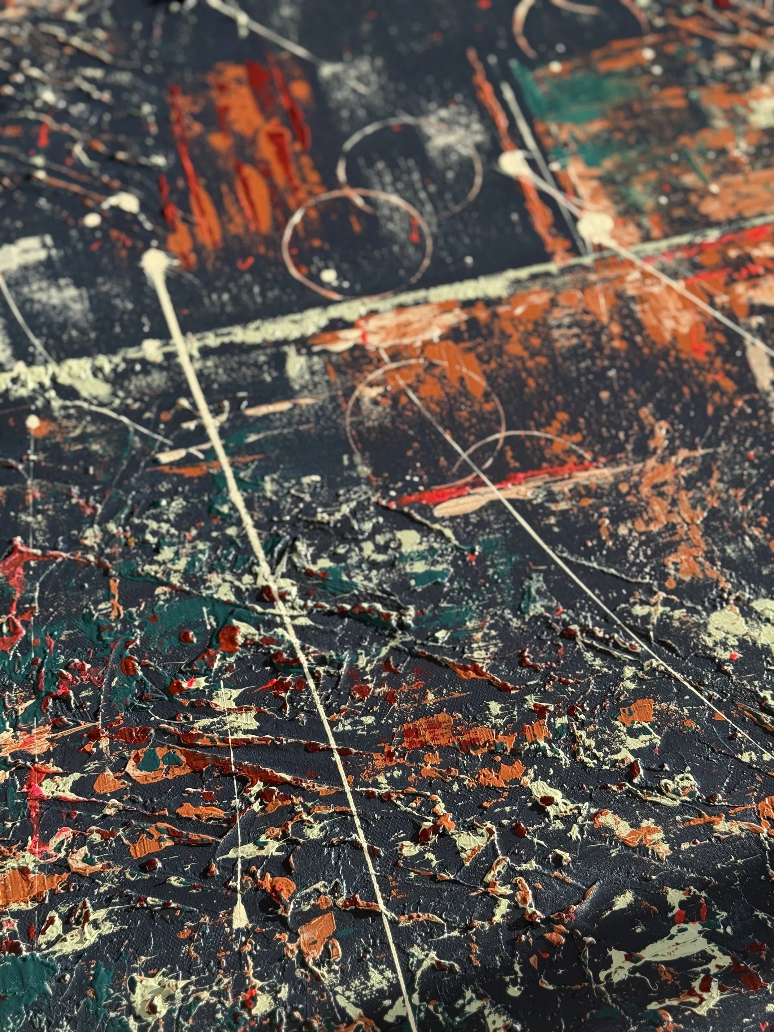 Une peinture abstraite avec des éclaboussures de couleurs vives telles que le rouge, le beige, le vert, et des lignes fines blanches, sur un fond noir.